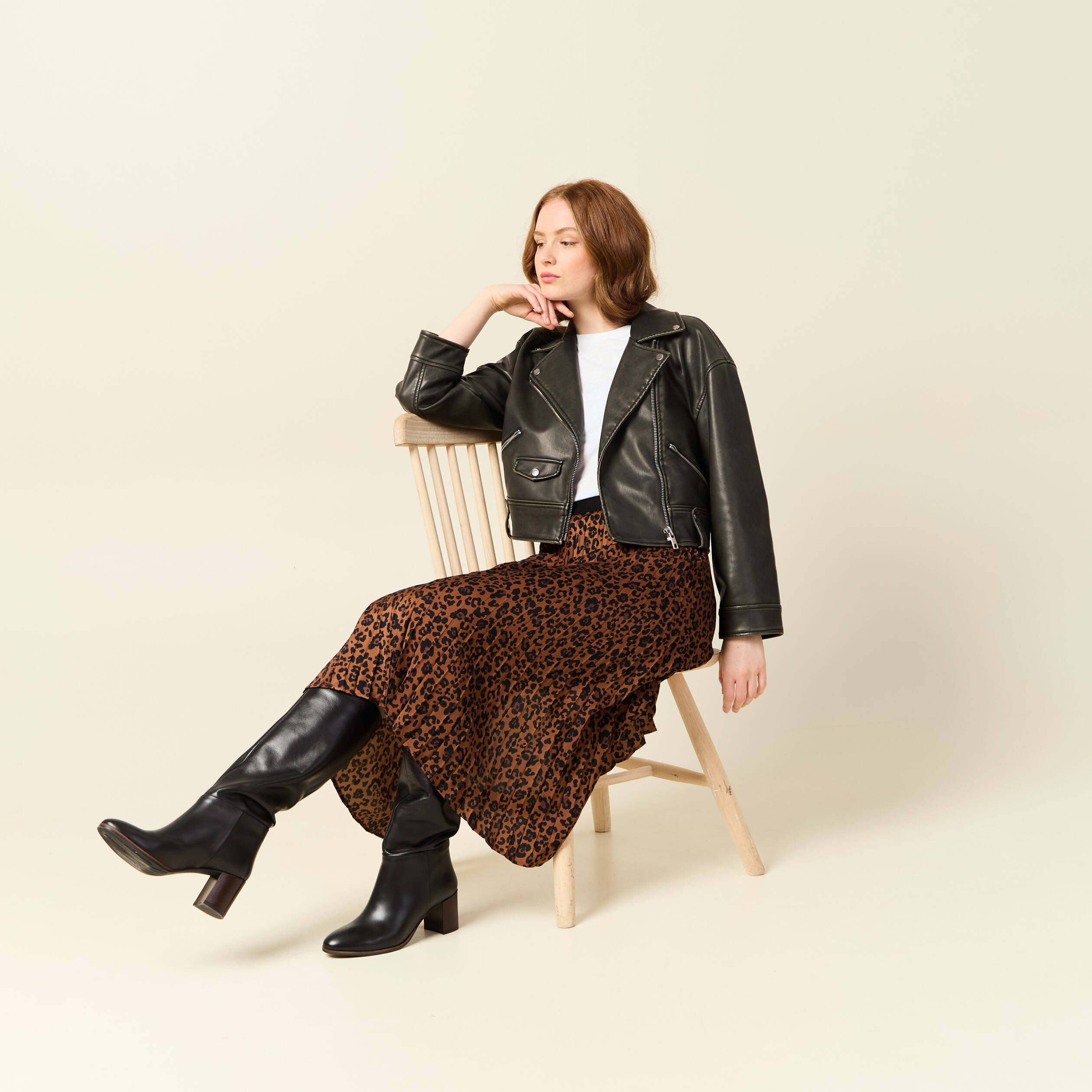 Jupe longue droite plissée marron foncé femme