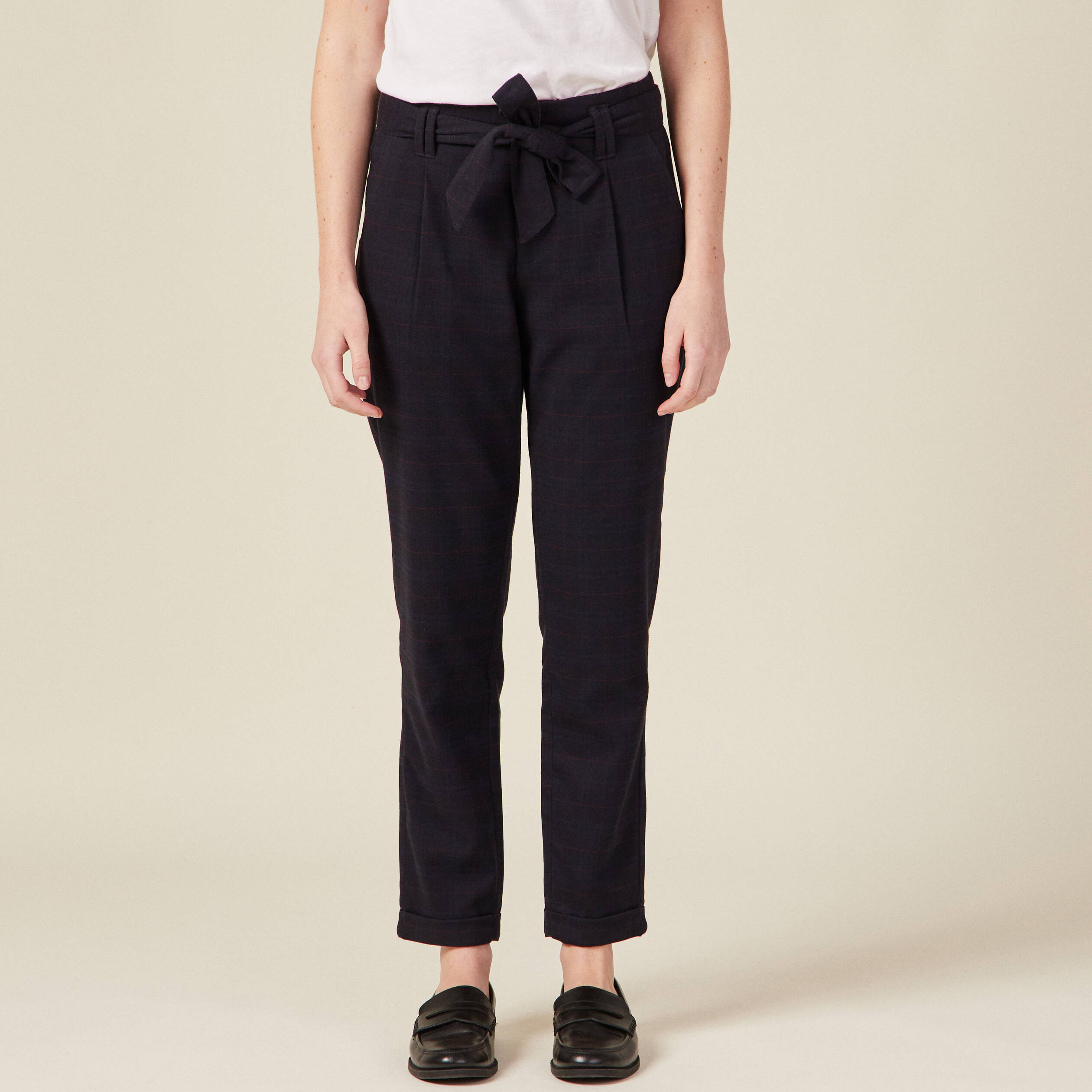Pantalon carotte ceintur&eacute; bleu marine femme