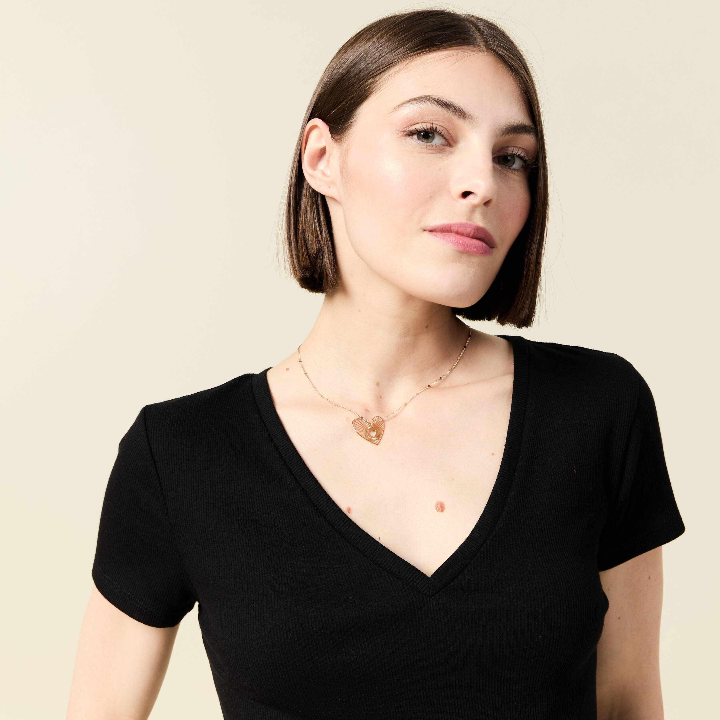 T-shirt ajust&eacute; col V manches courtes noir femme