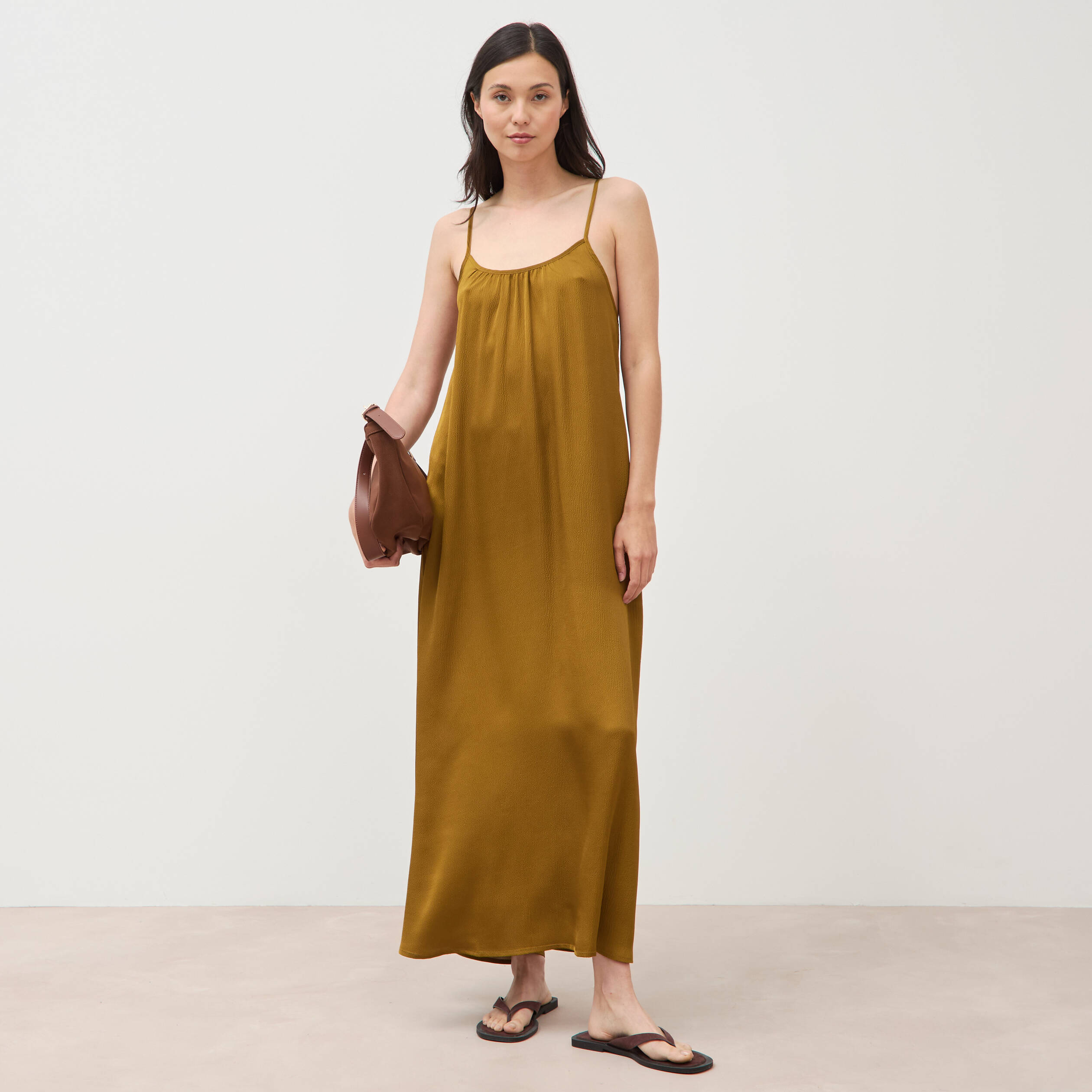 Robe bretelle satin&eacute;e col rond vert olive femme