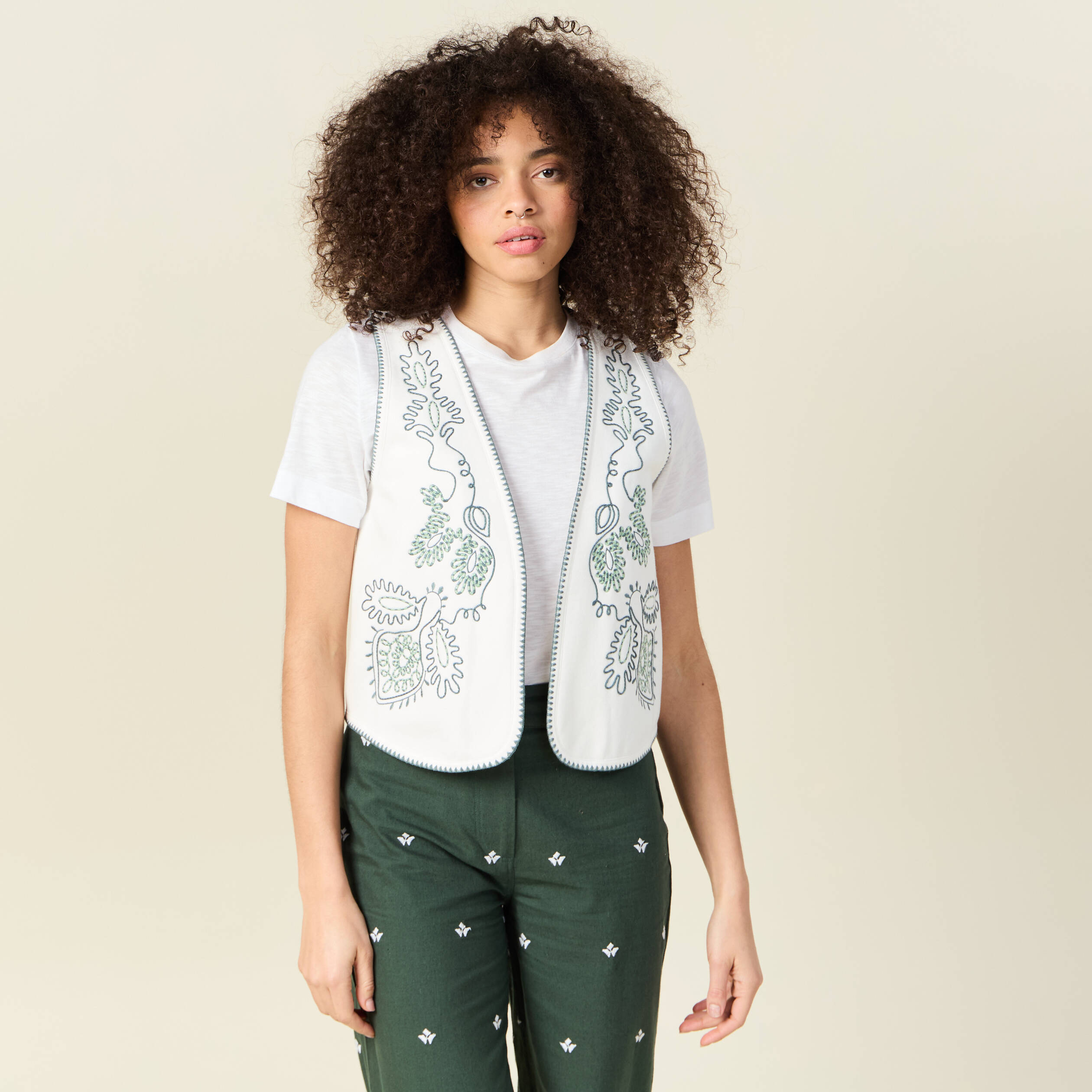 Gilet sans manches brod&eacute; ecru femme