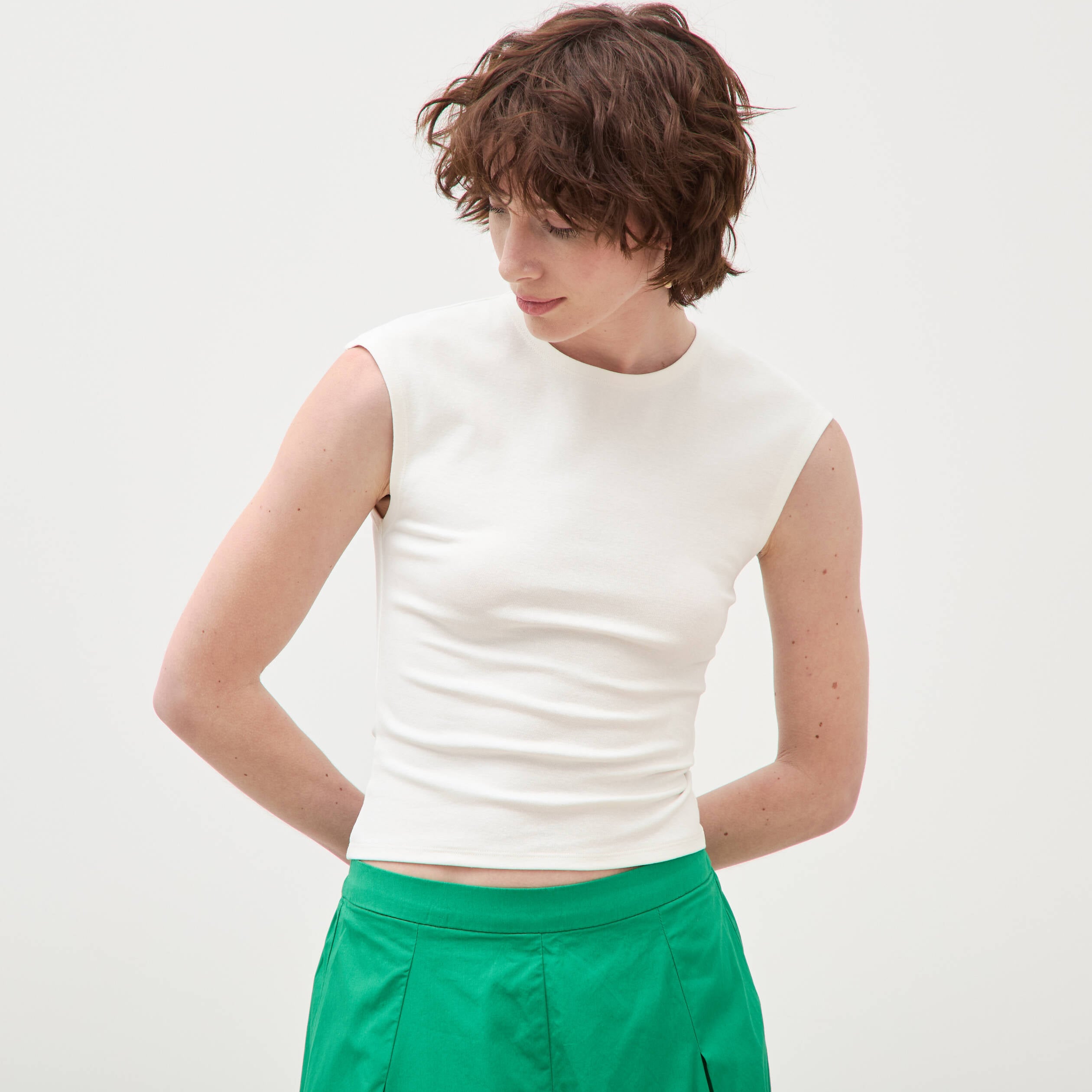 T-shirt ajust&eacute; col rond sans manches blanc femme