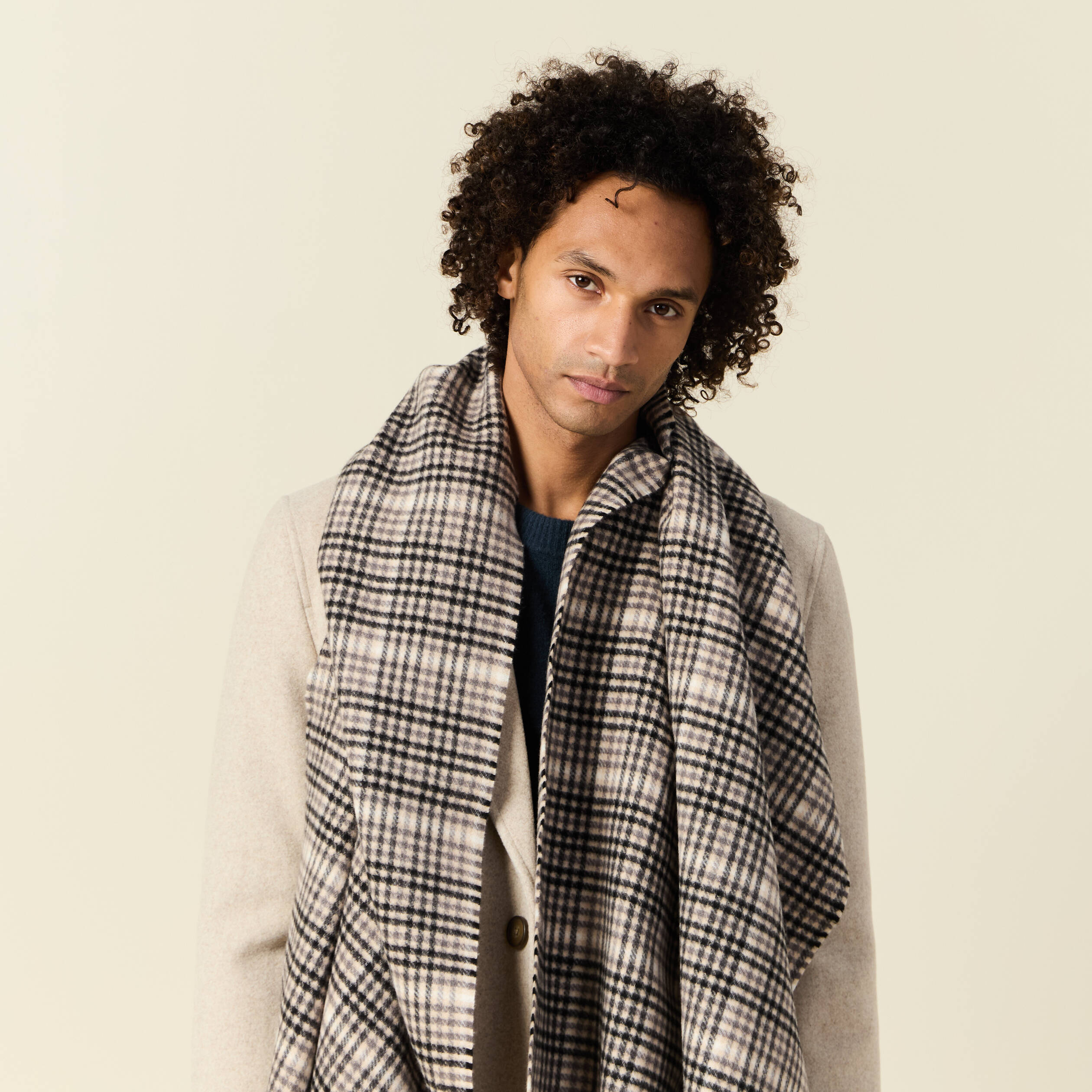 echarpe a franges gris fonce homme Écharpe à franges gris foncé homme