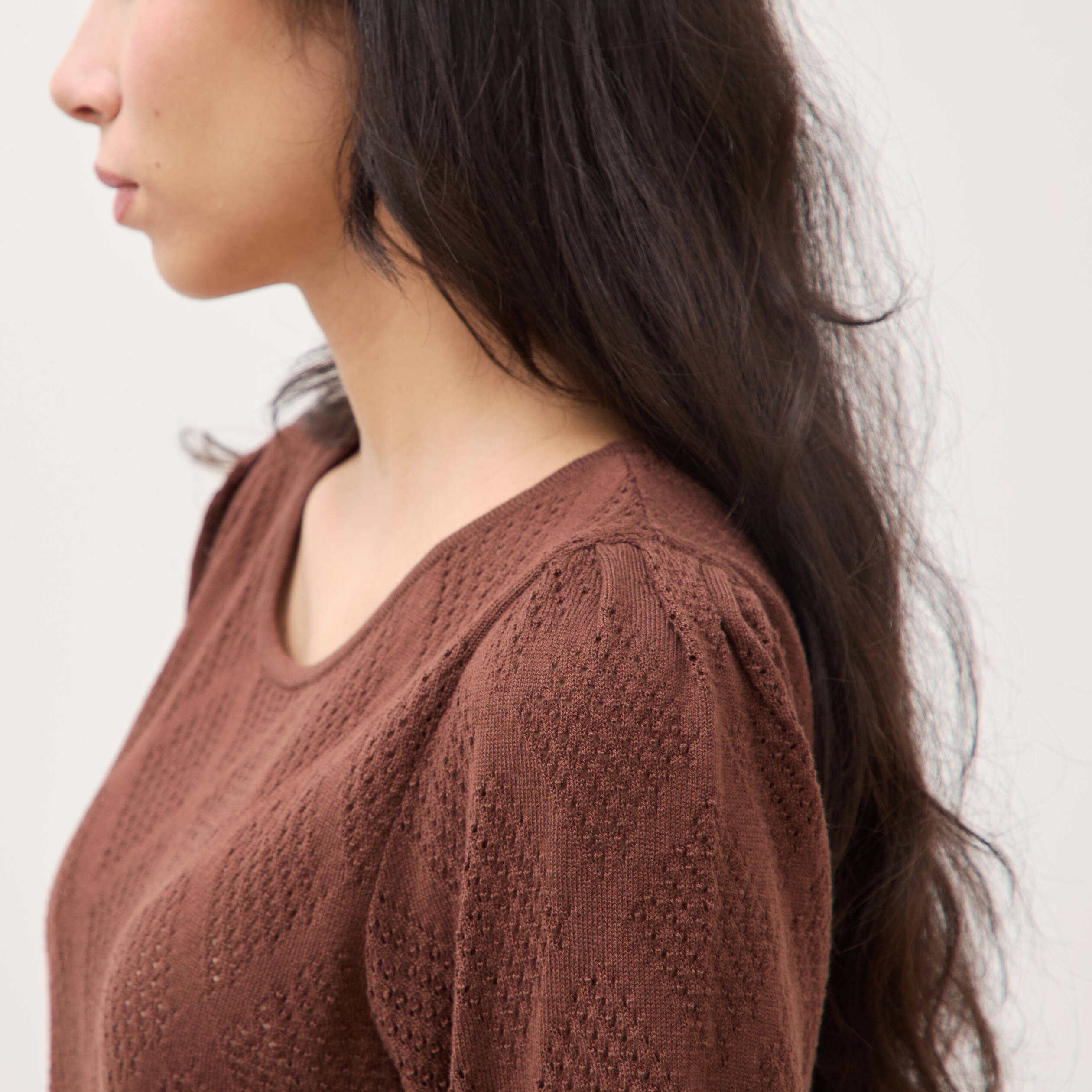 Pull ajour&eacute; droit court manches courtes marron fonc&eacute; femme