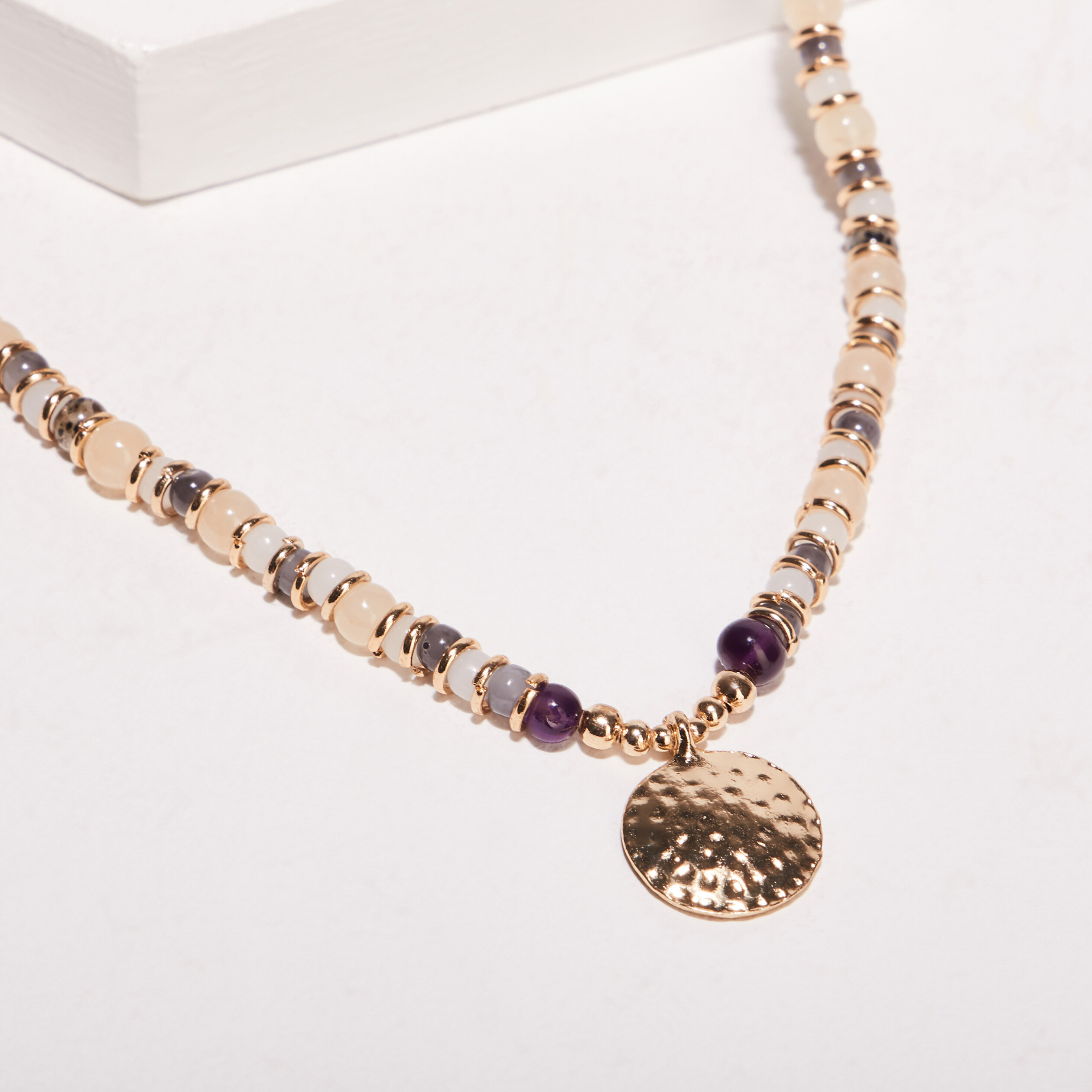 Collier à pendentif et perles vert kaki femme