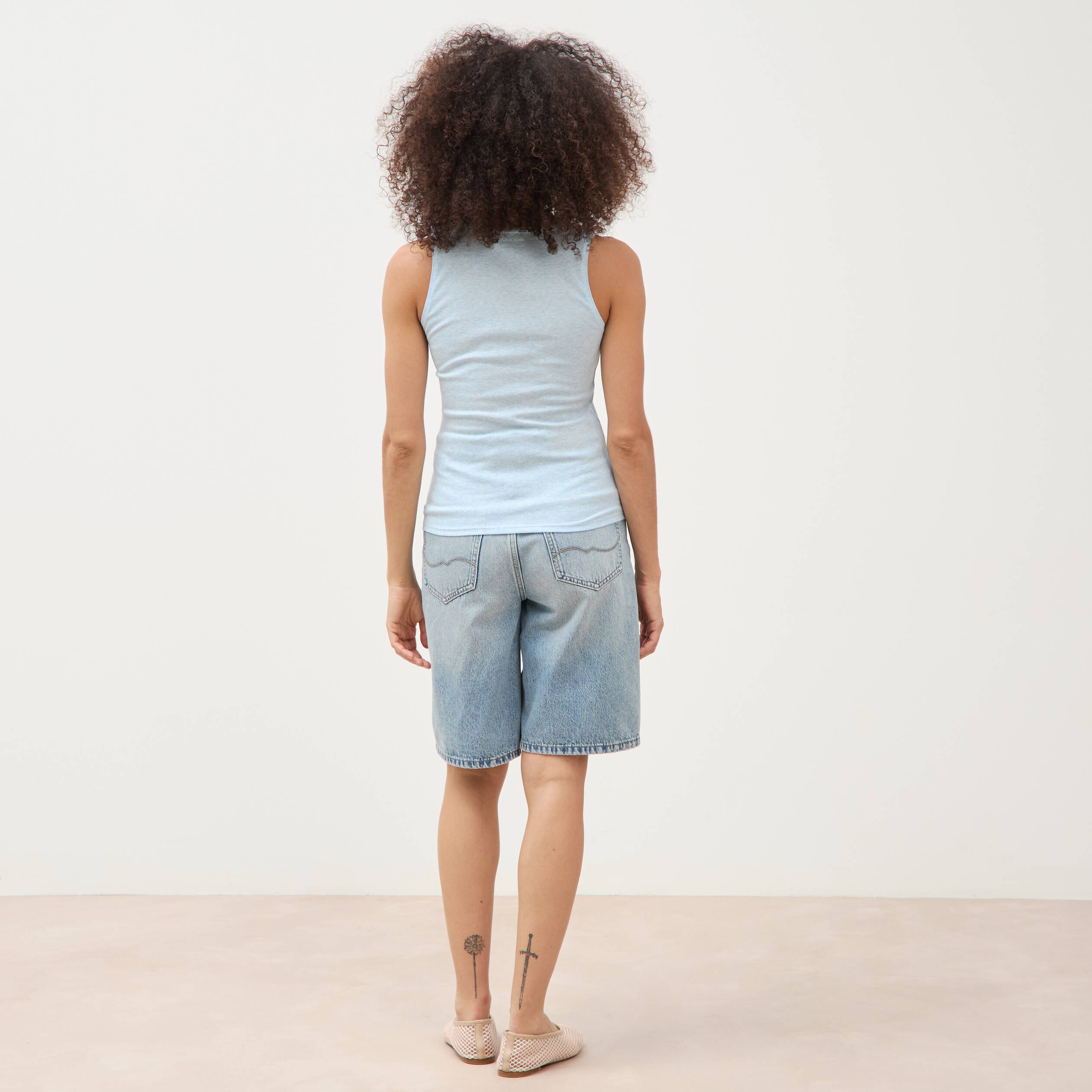 D&eacute;bardeur cintr&eacute; d&eacute;collet&eacute; sans manches bleu ciel femme