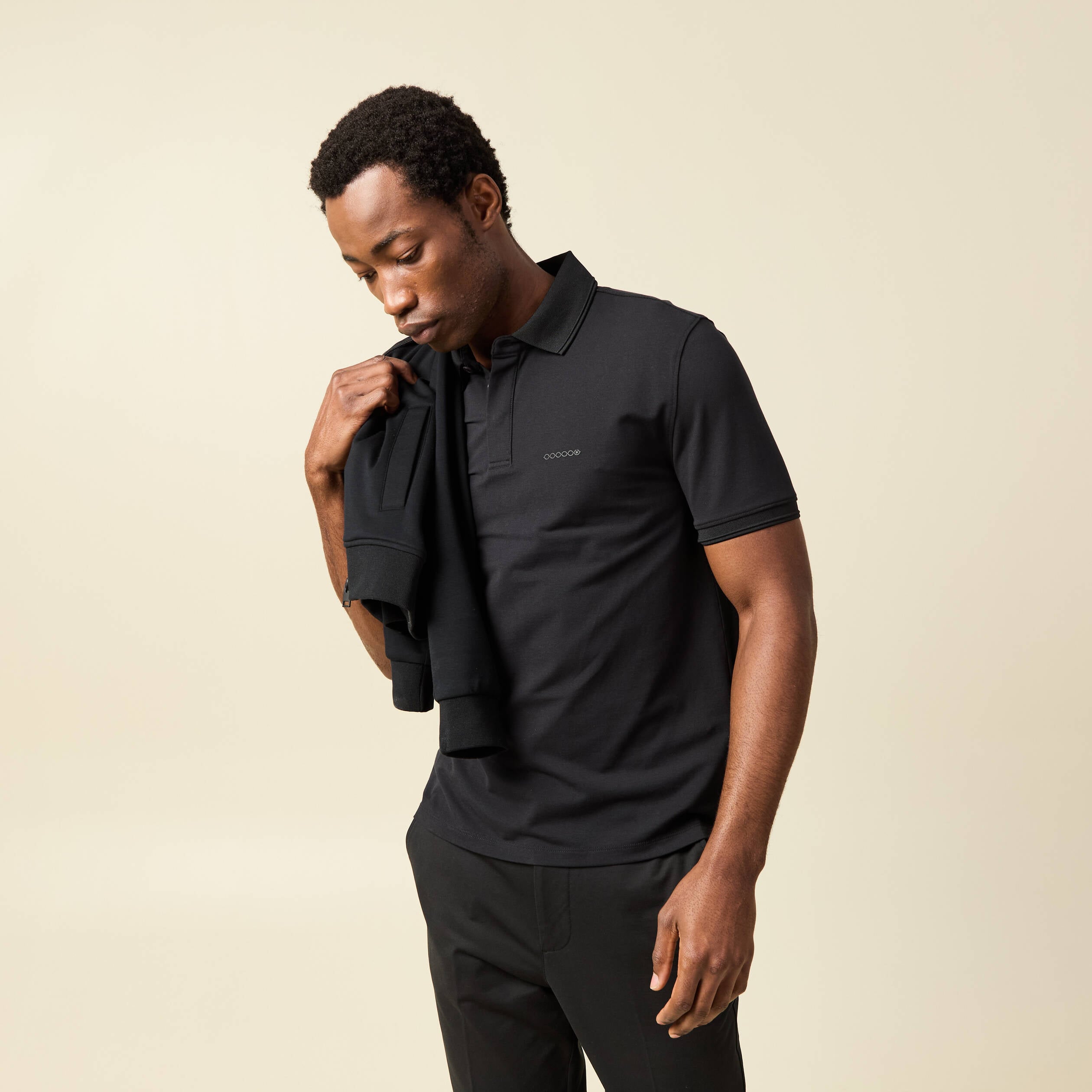 Polo cintr&eacute; manches courtes col polo noir homme