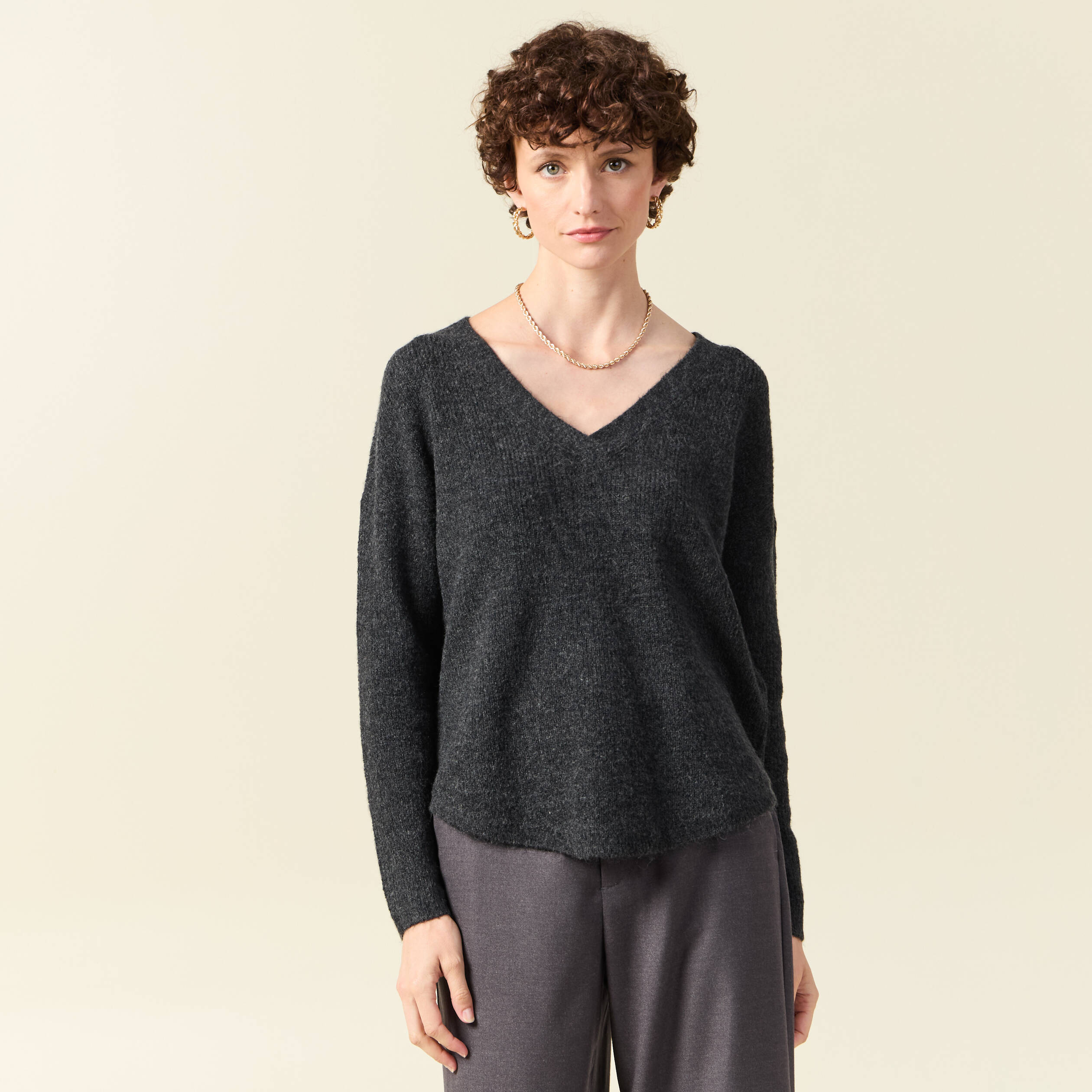 pull manches longues col en v gris fonce femme Pull manches longues col en V gris foncé femme