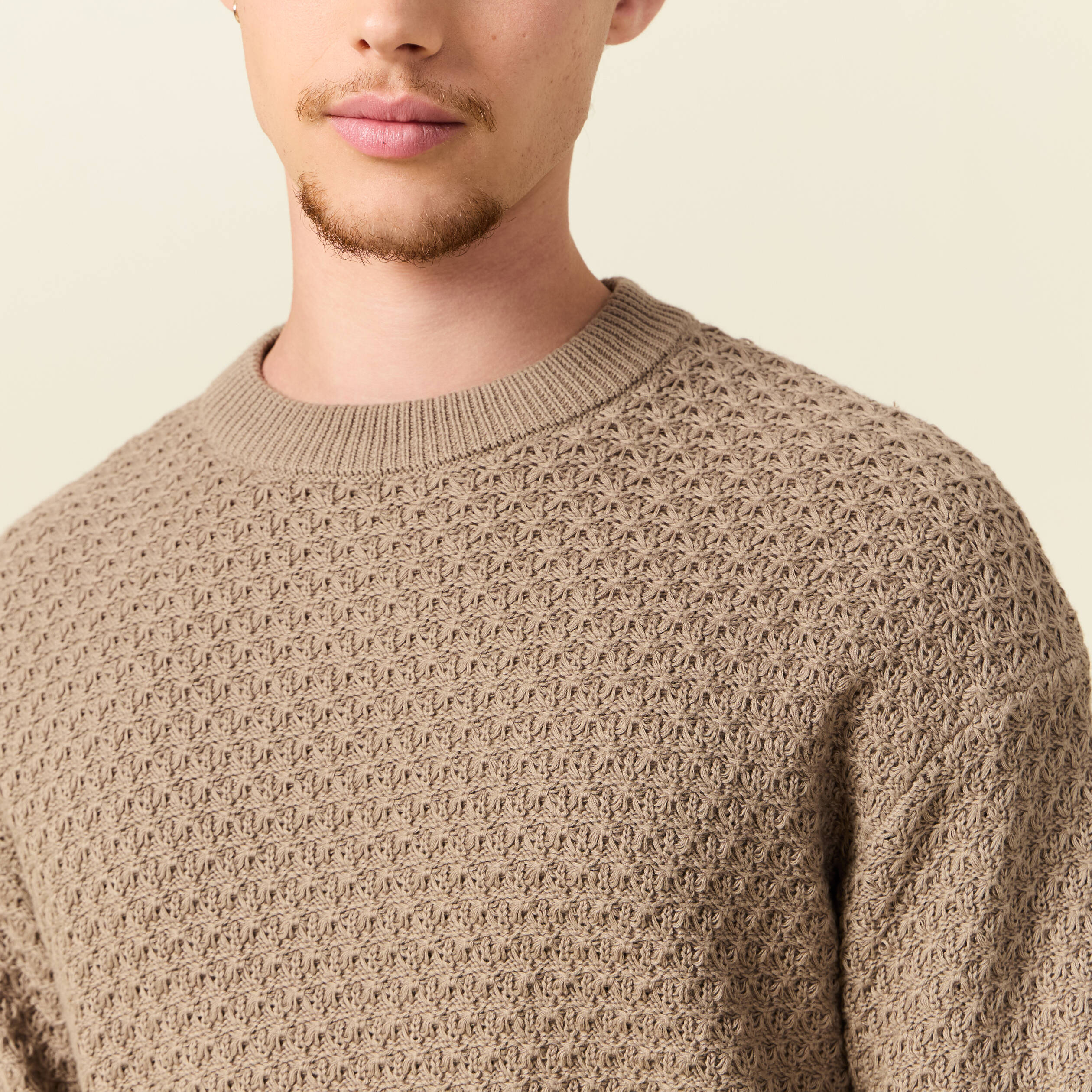 Pull col rond en coton taupe homme