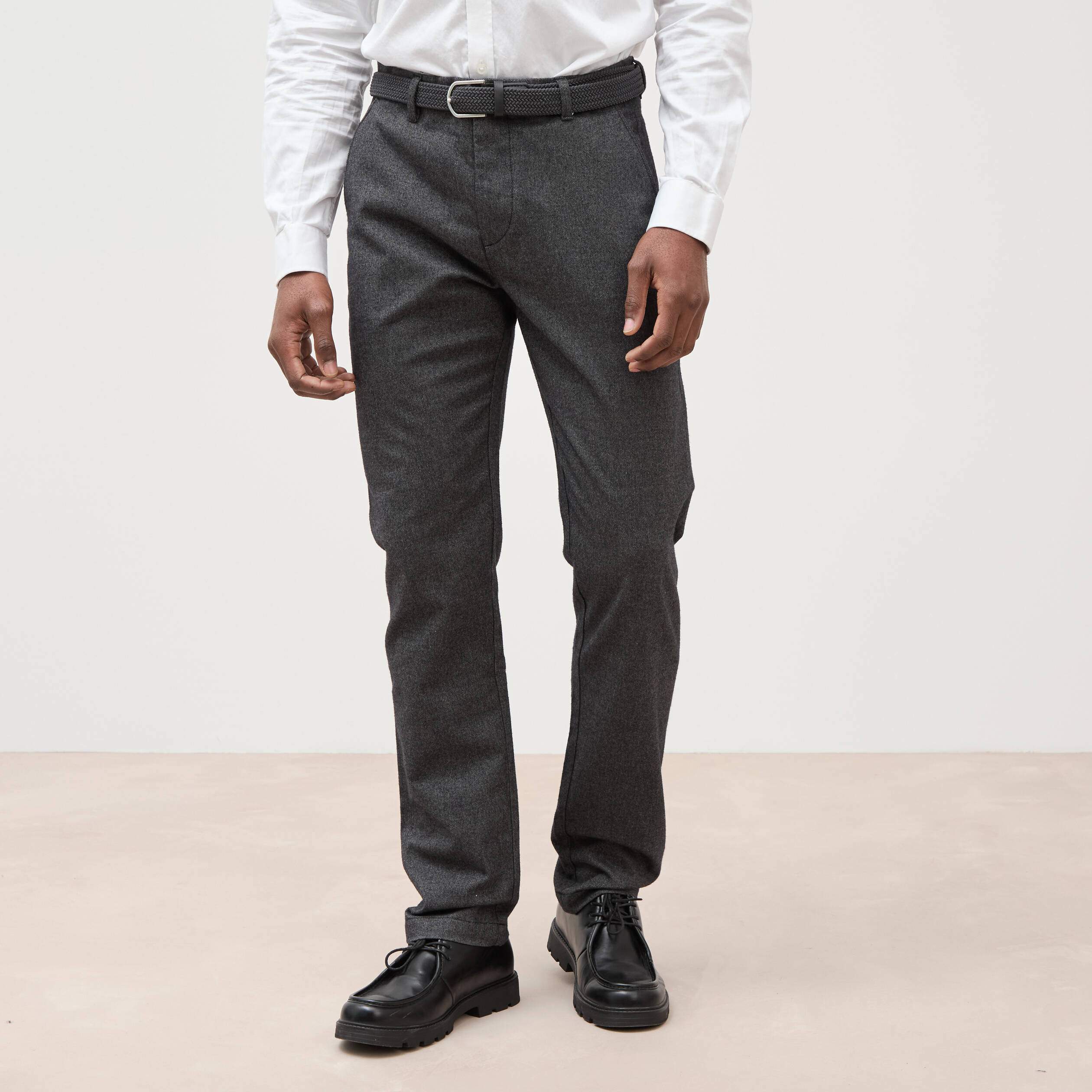 Pantalon chino avec ceinture gris fonc&eacute; homme