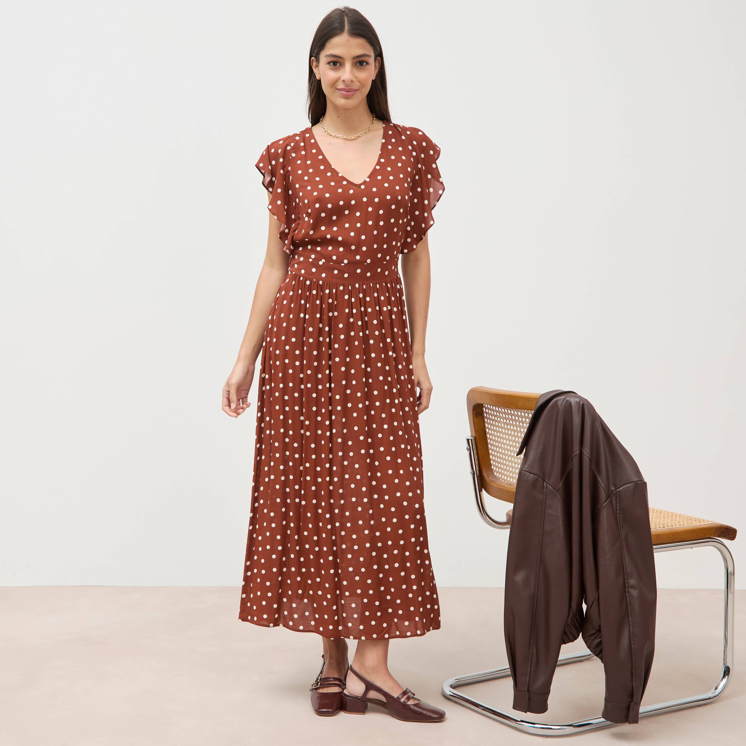 Robe longue &eacute;vas&eacute;e col v manches courtes marron cognac femme