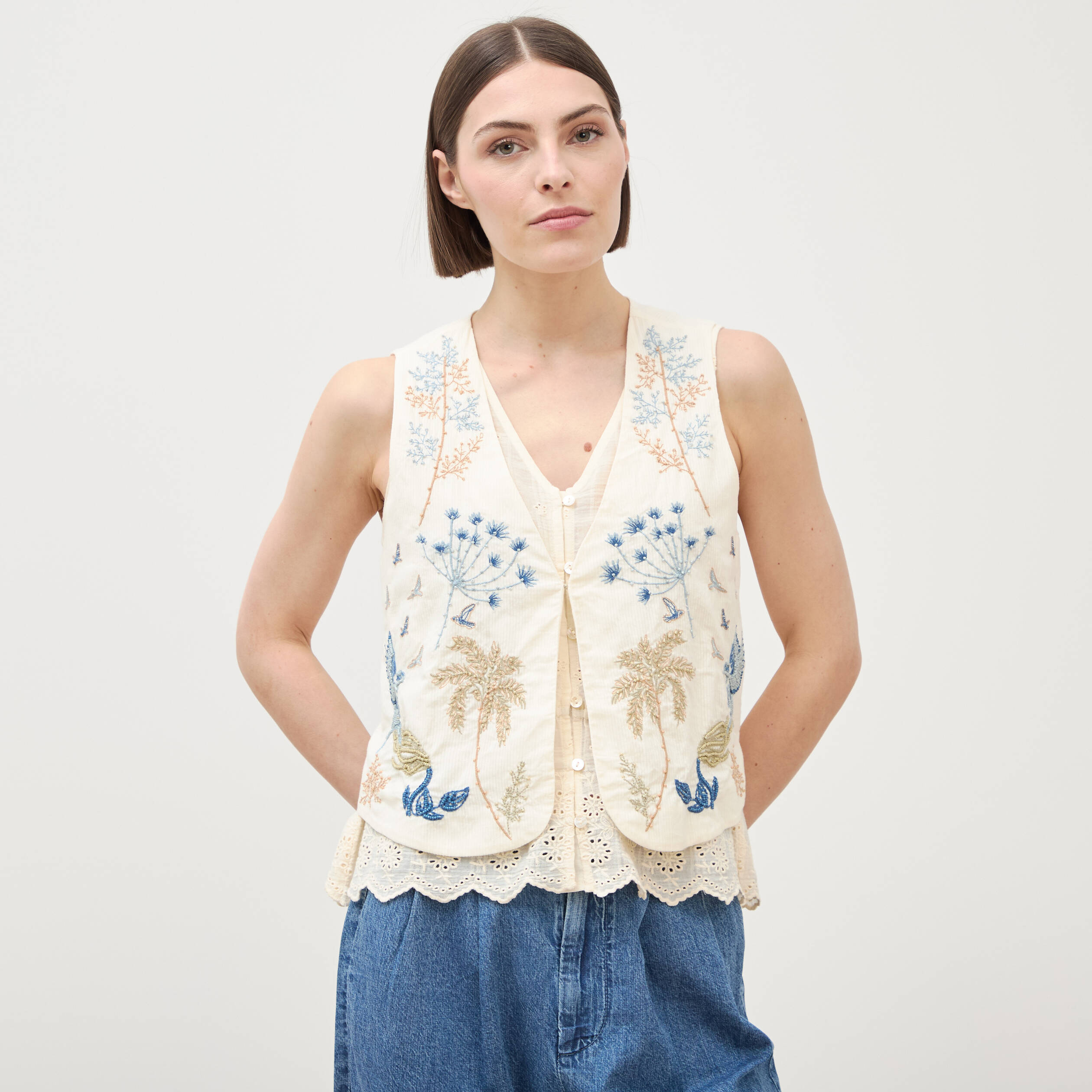Gilet sans manches col v broderie ecru femme