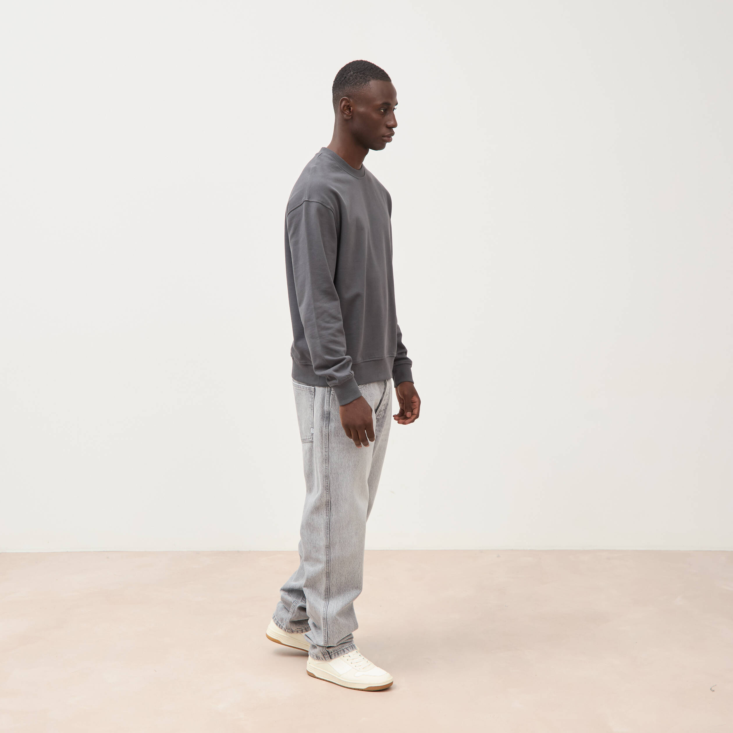 Sweat col rond manches longues en coton gris fonc&eacute; homme