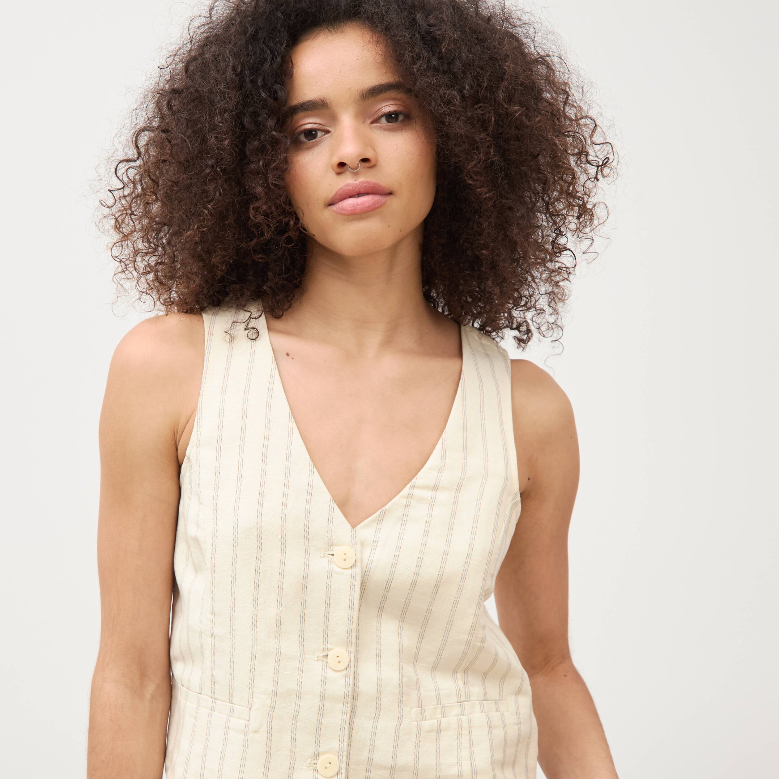 Gilet ajust&eacute; court sans manches col v jaune pastel femme