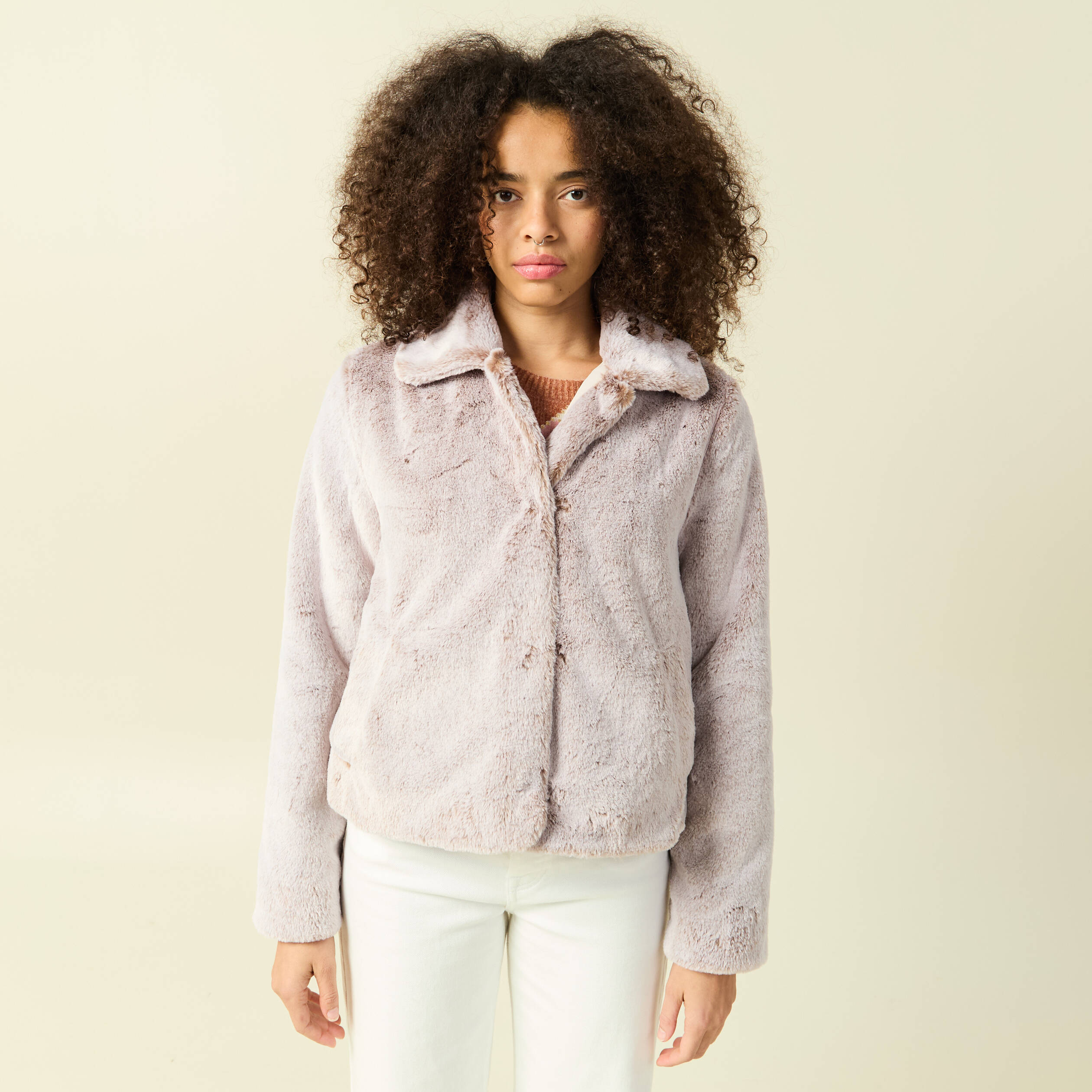 Manteau droit court col classique beige femme