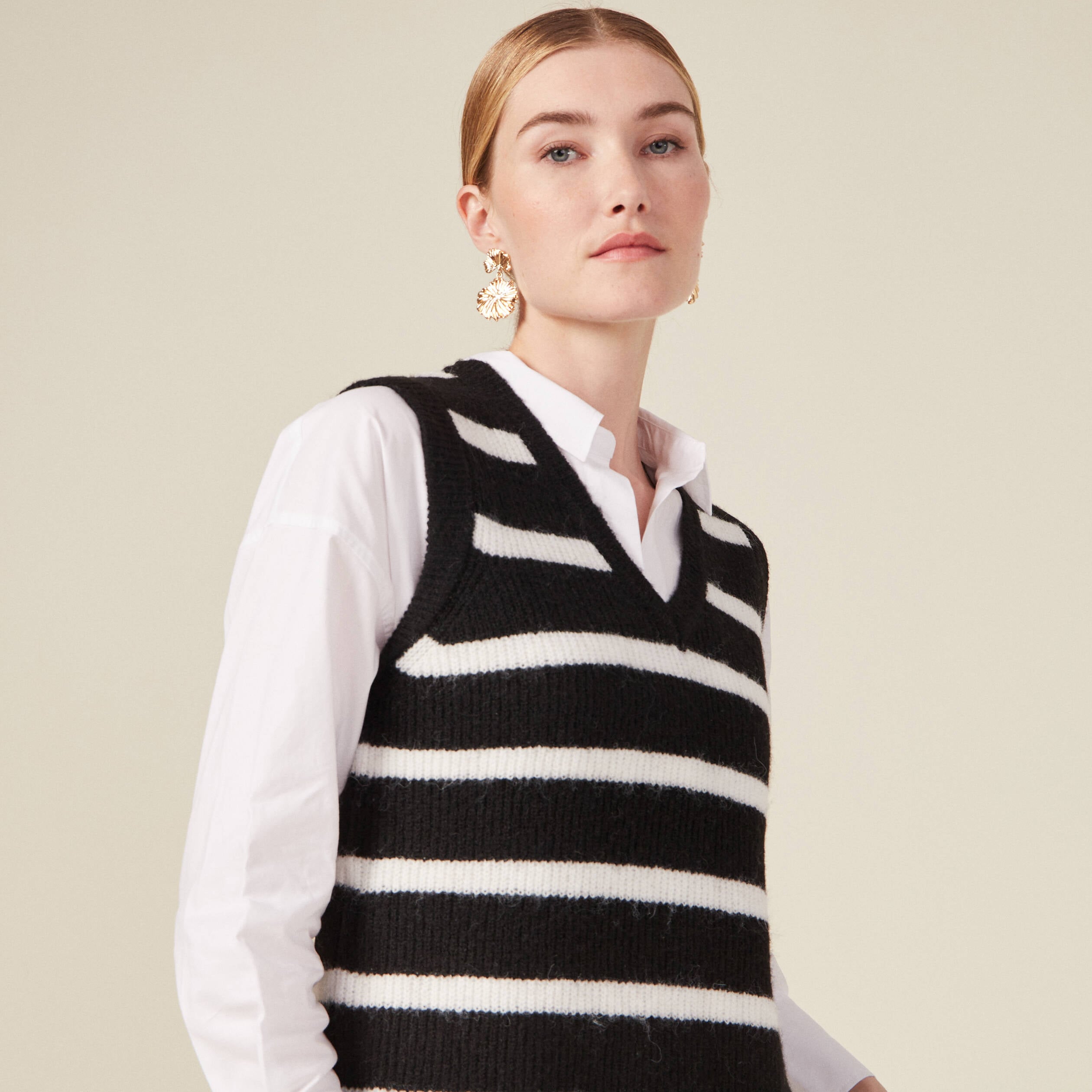 Pull droit court sans manches col v noir femme