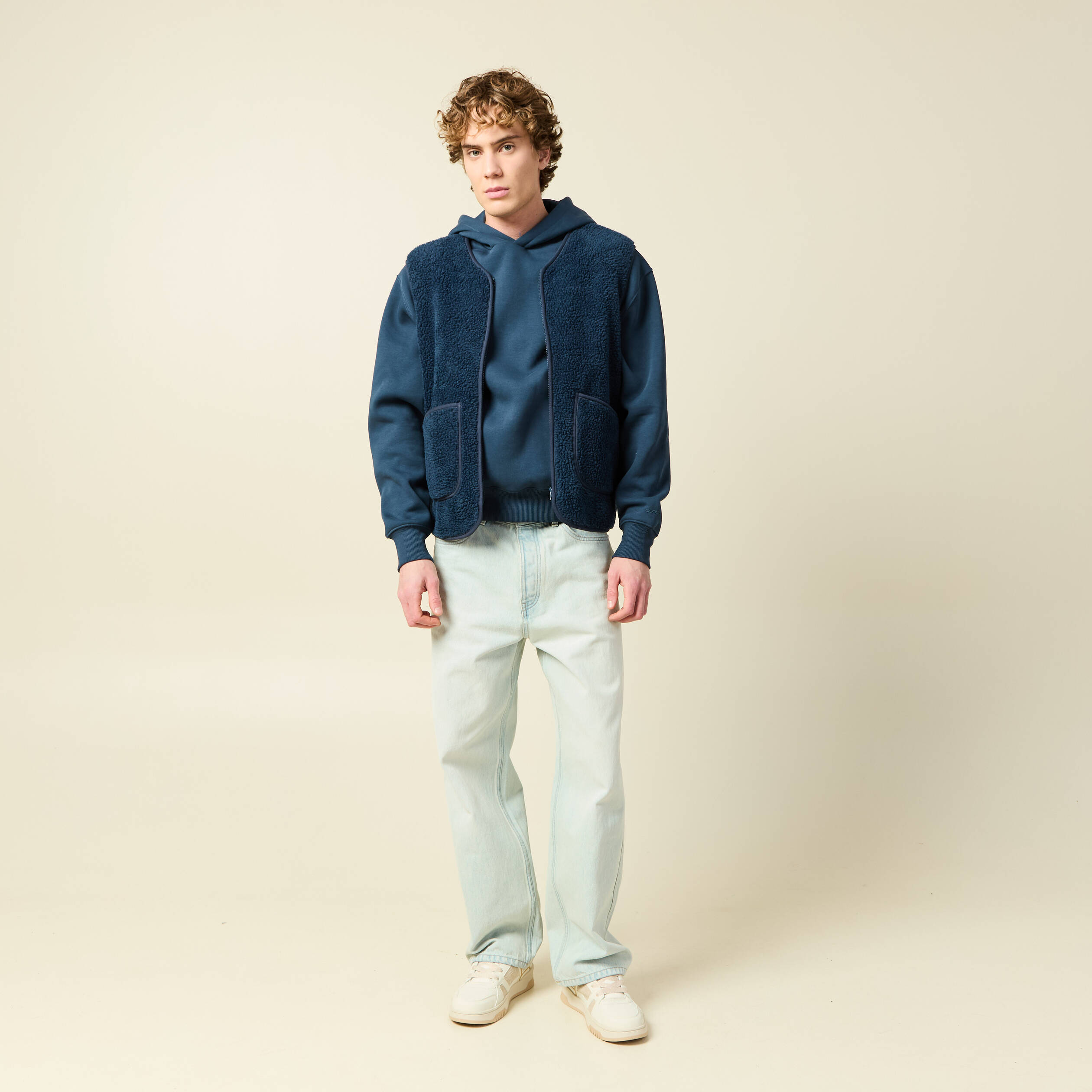 Sweat &agrave; capuche manches longues bleu fonc&eacute; homme