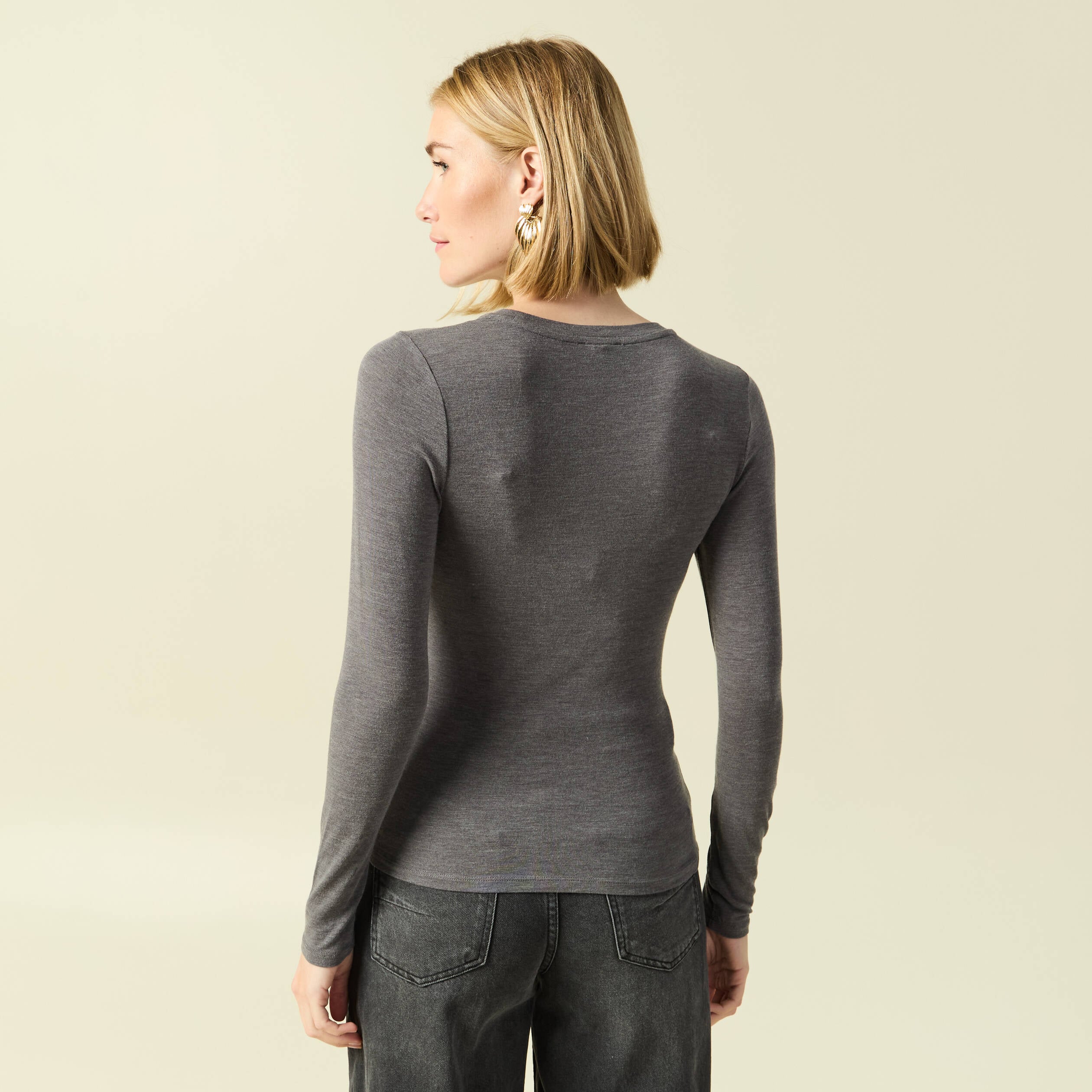 T-shirt cintr&eacute; manches longues col rond gris fonc&eacute; femme
