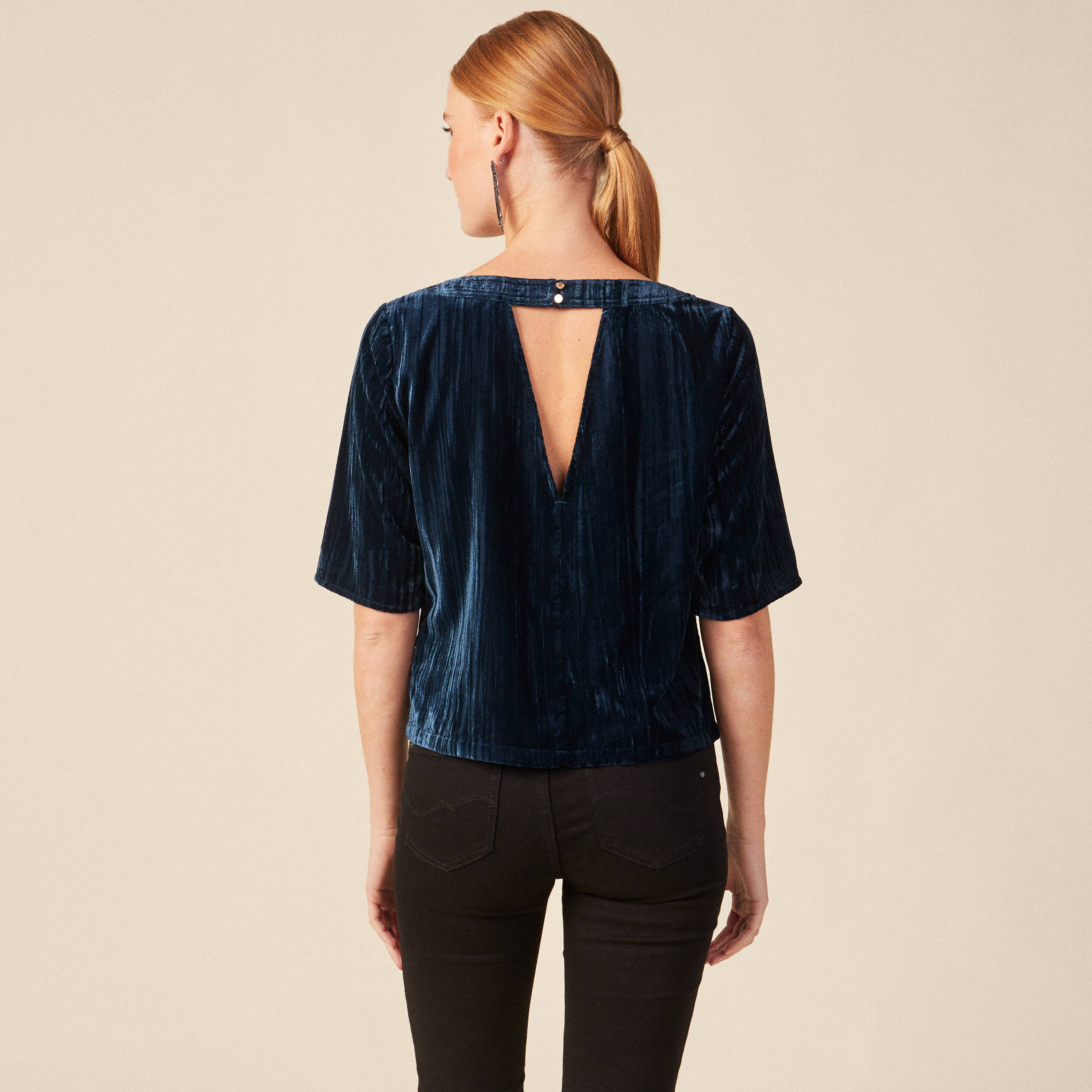Blouse ajust&eacute;e manches courtes velours bleu canard femme