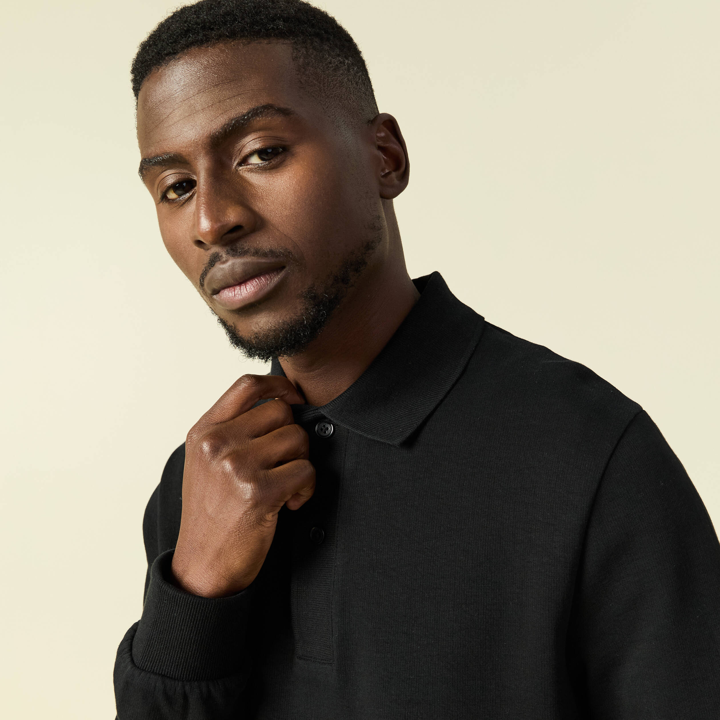 Polo cintr&eacute; manches longues en coton noir homme