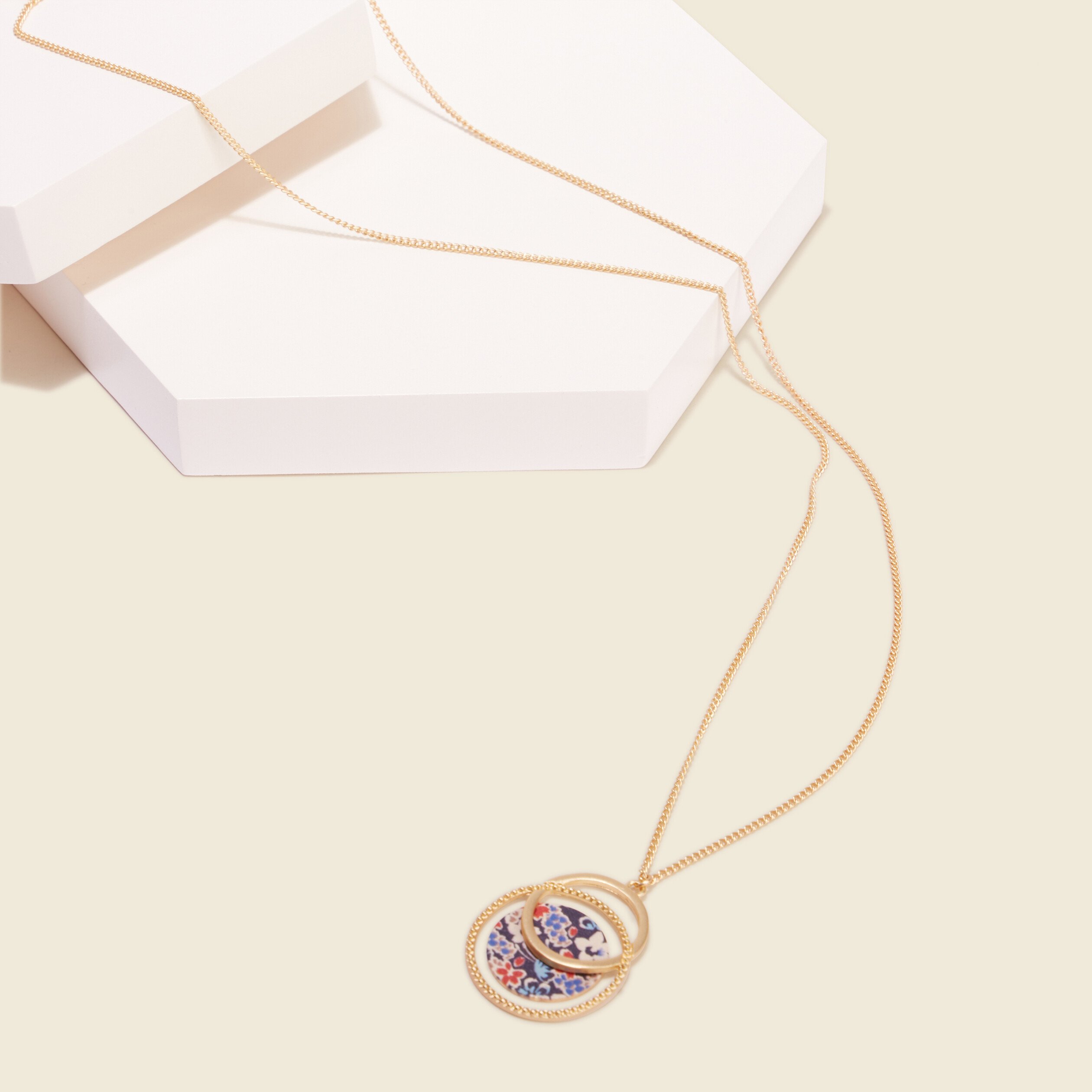 Collier avec pendentif bleu marine femme