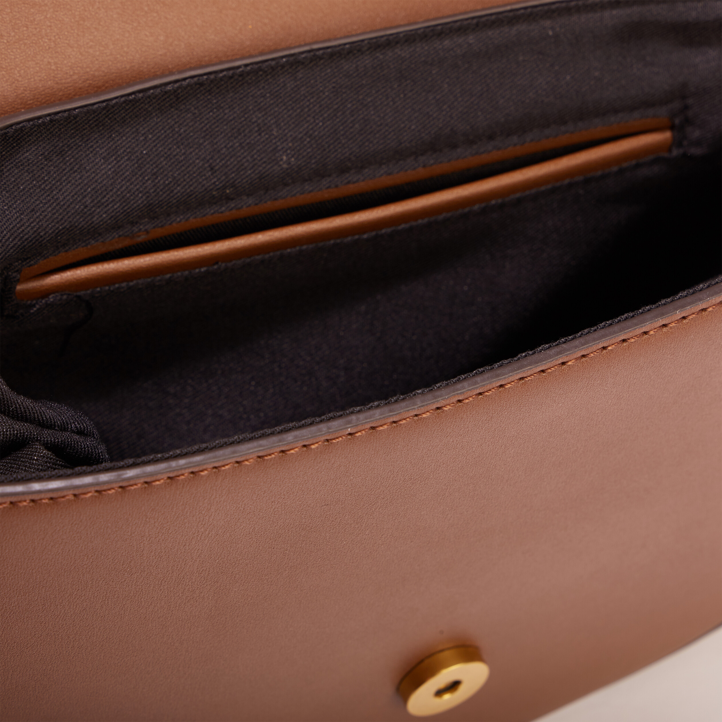 Sac besace avec boucle taupe femme