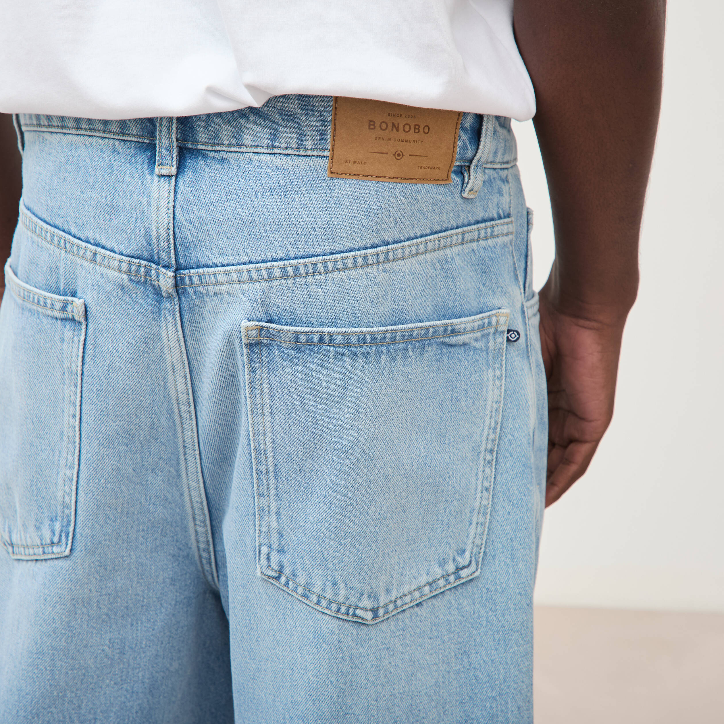 Jeans large longueur 32 en coton denim bleach homme
