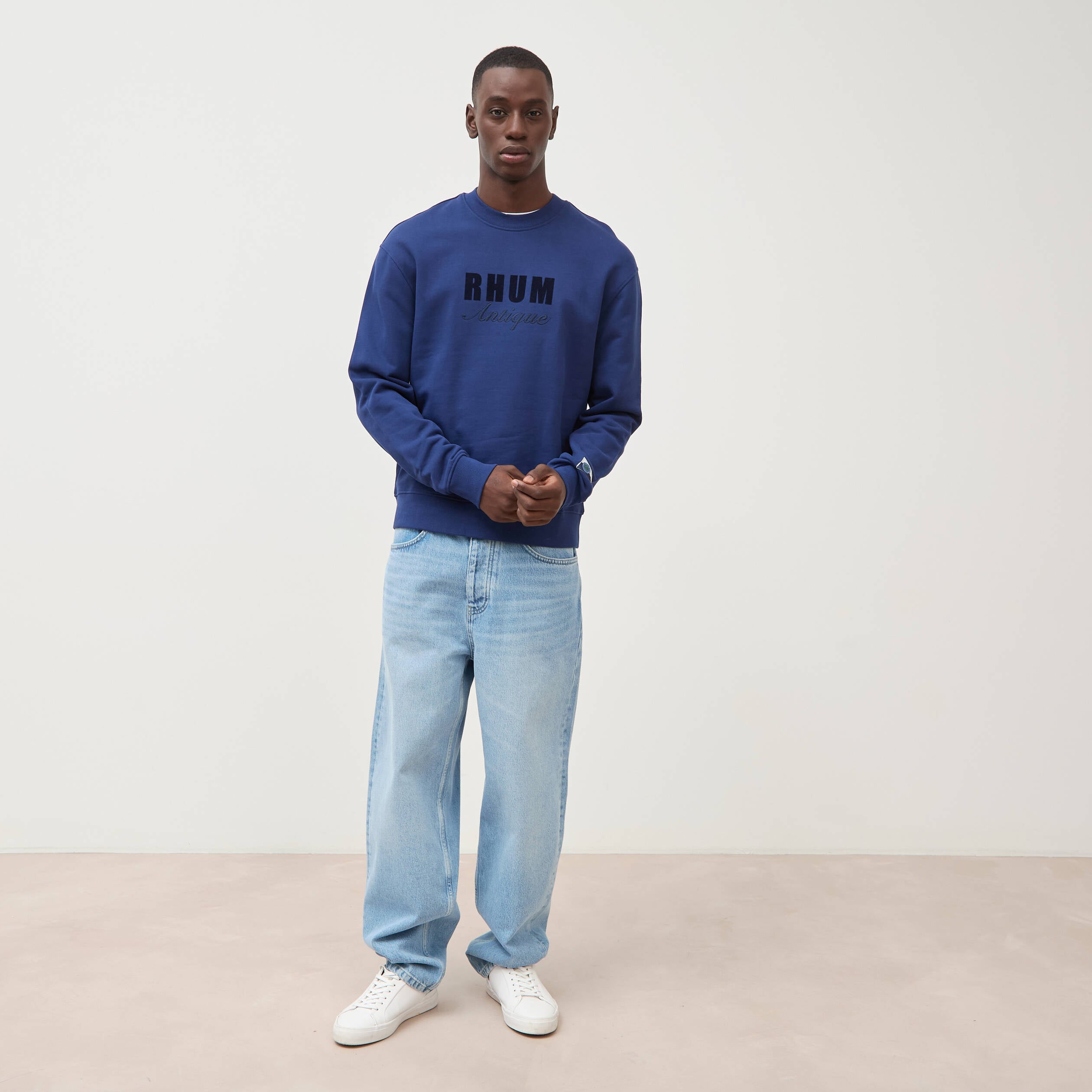 Sweat droit col rond brod&eacute; en coton bleu fonc&eacute; homme