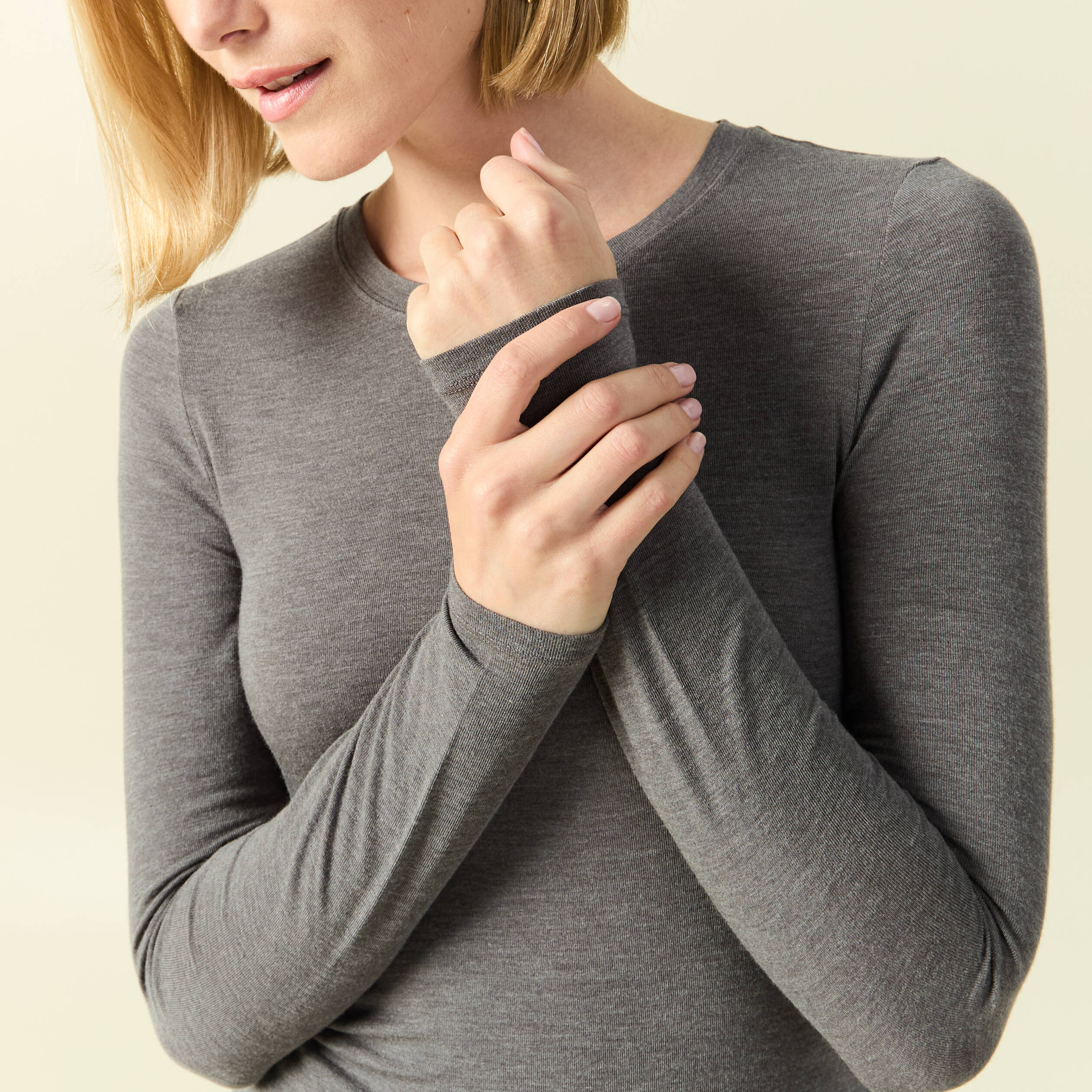 T-shirt cintr&eacute; manches longues col rond gris fonc&eacute; femme