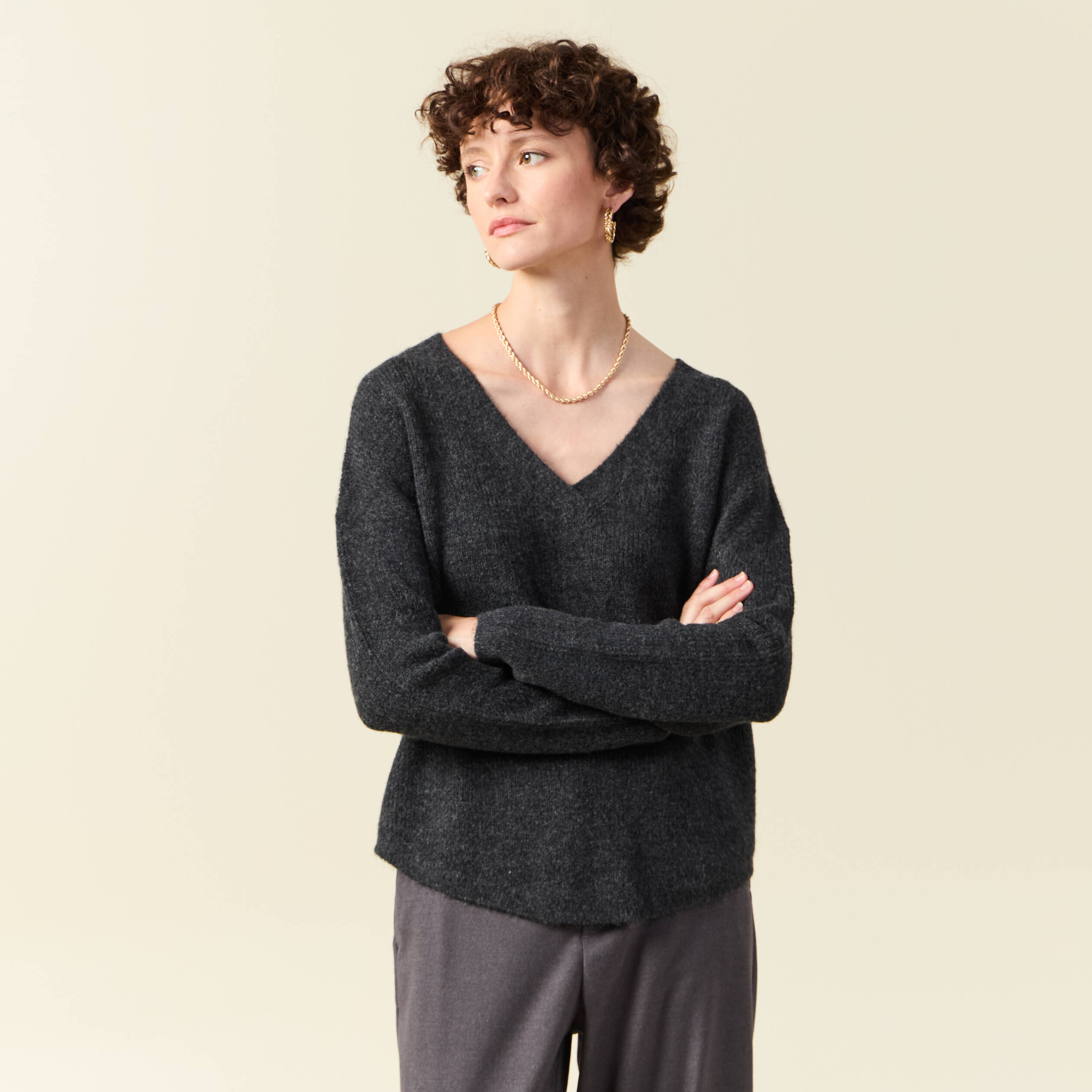 pull manches longues col en v gris fonce femme Pull manches longues col en V gris foncé femme
