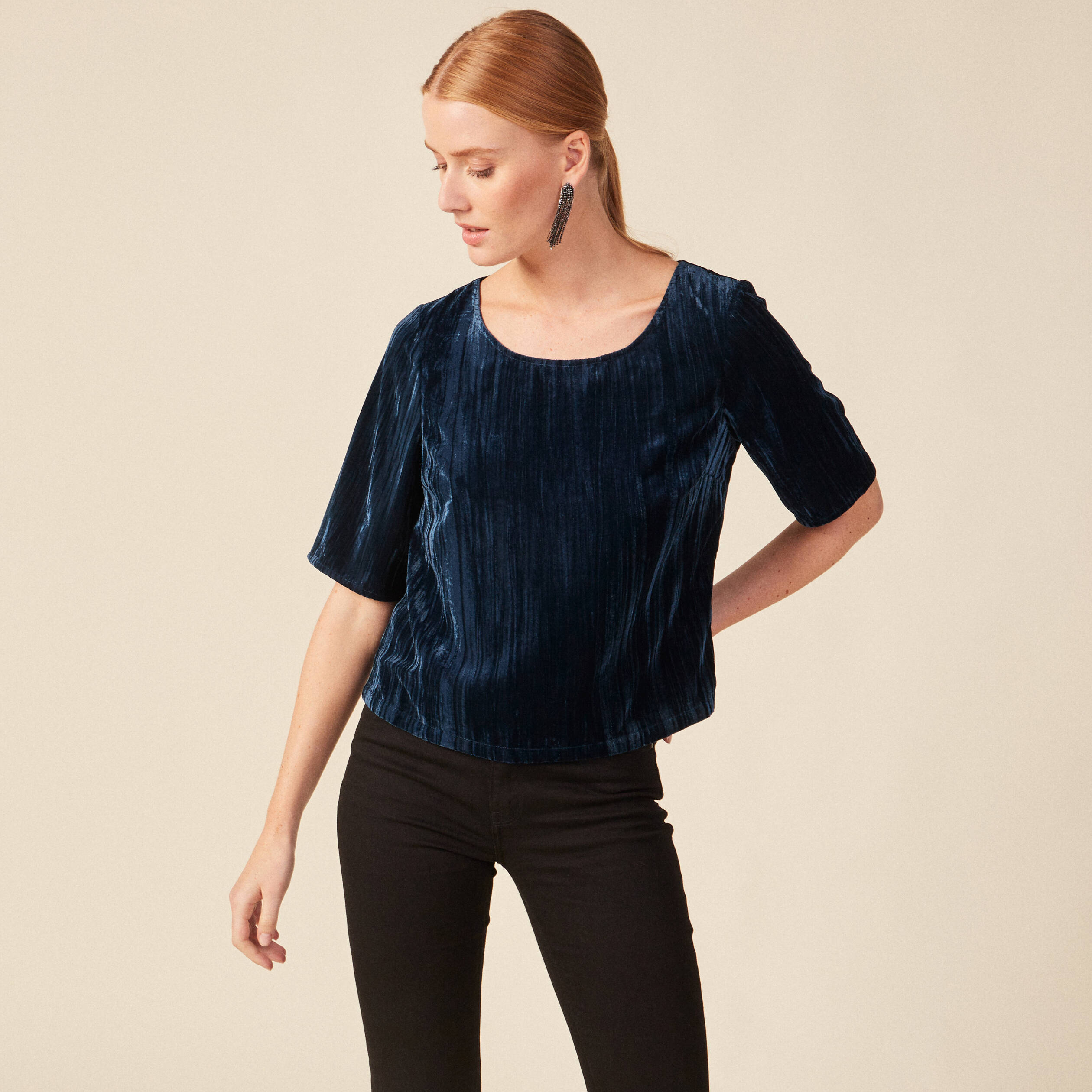 Blouse ajust&eacute;e manches courtes velours bleu canard femme