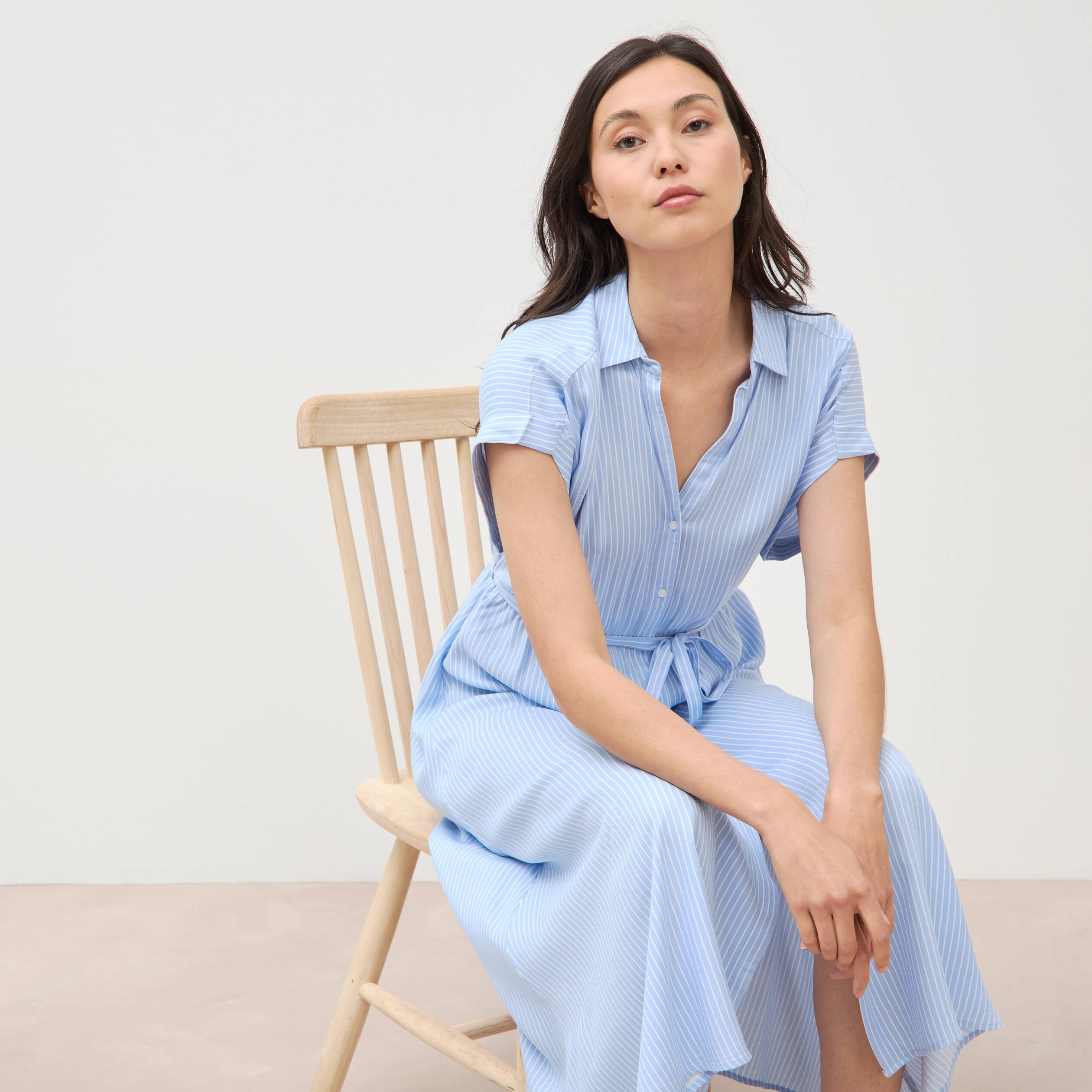 Robe longue &eacute;vas&eacute;e ceintur&eacute;e bleu clair femme