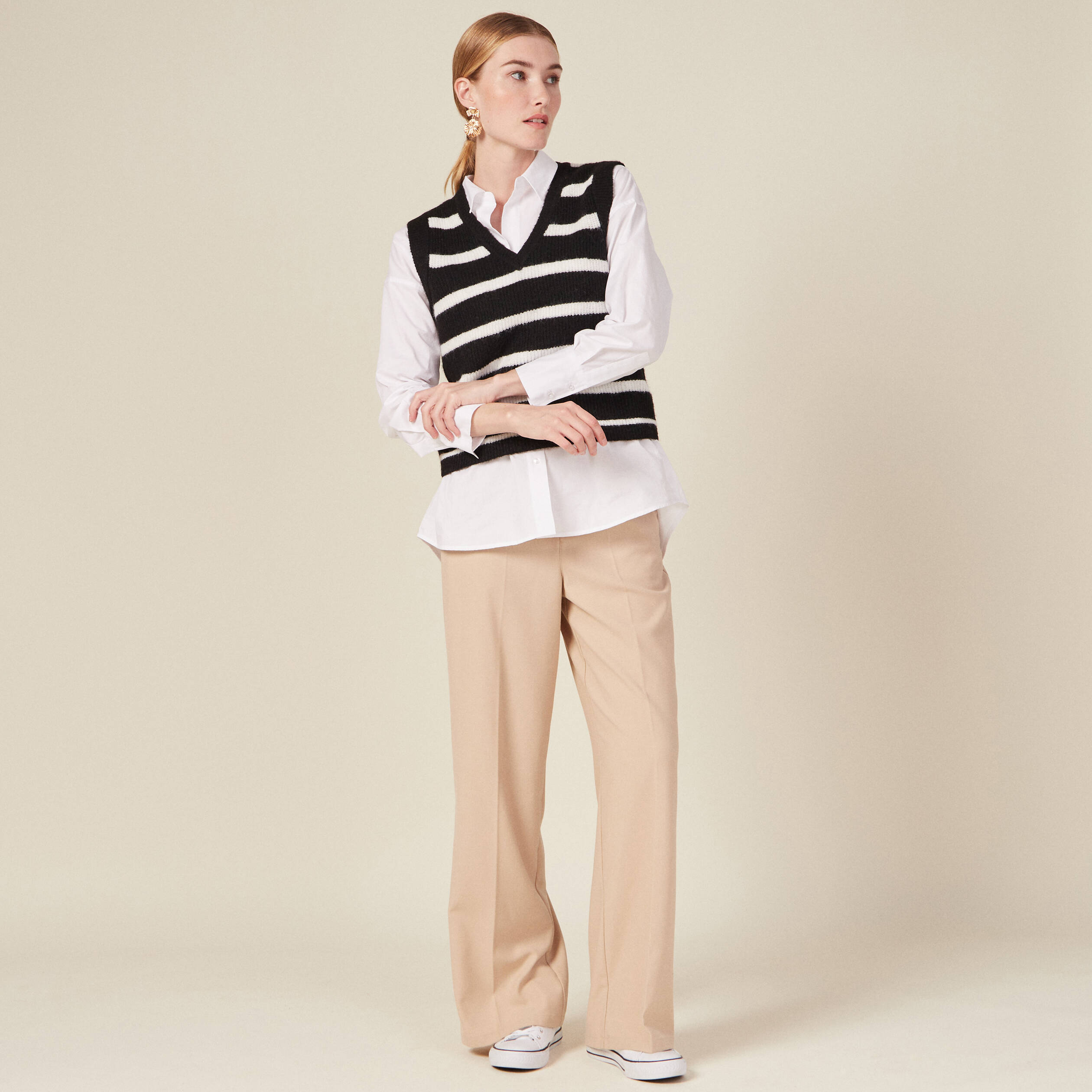 Pull droit court sans manches col v noir femme