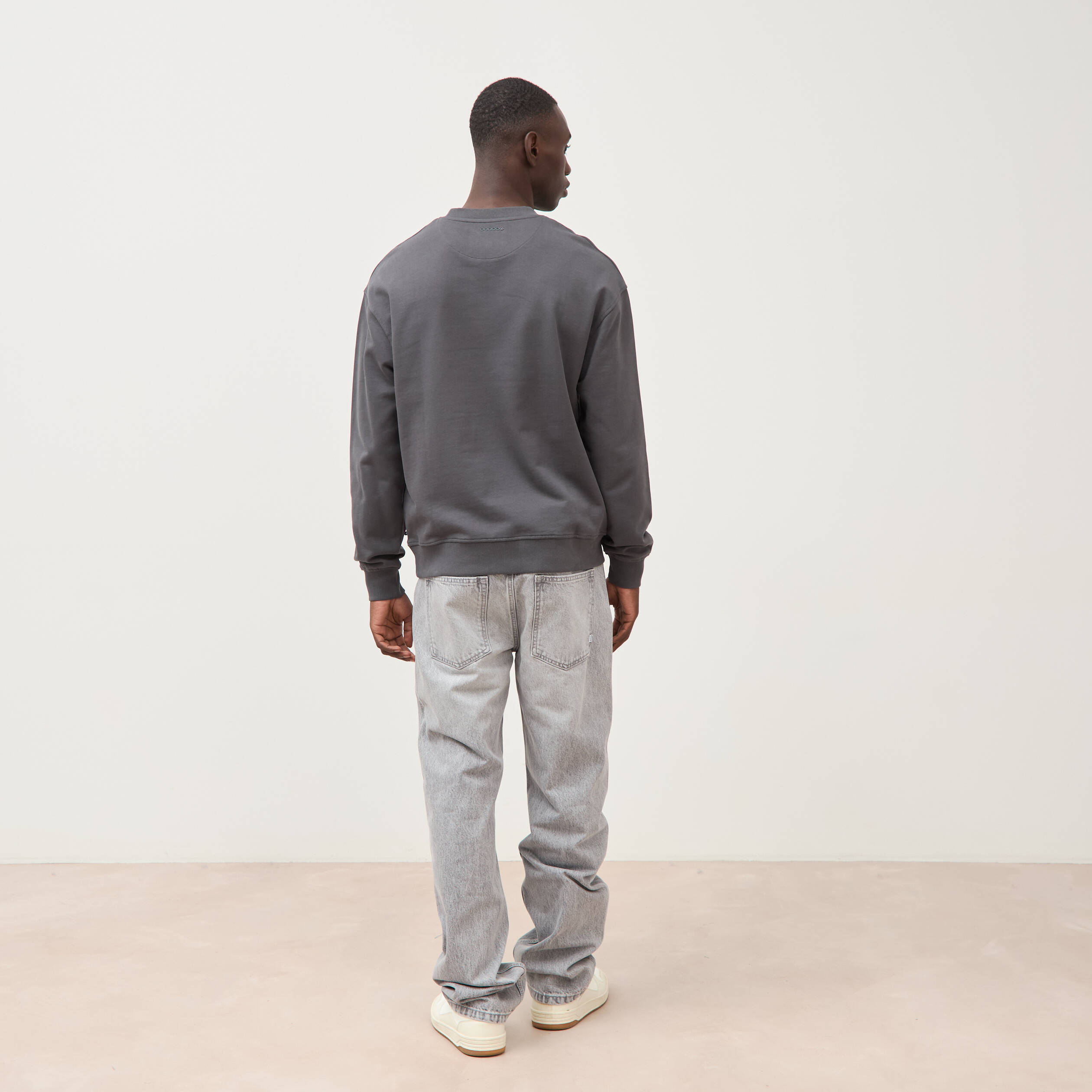 Sweat col rond manches longues en coton gris fonc&eacute; homme