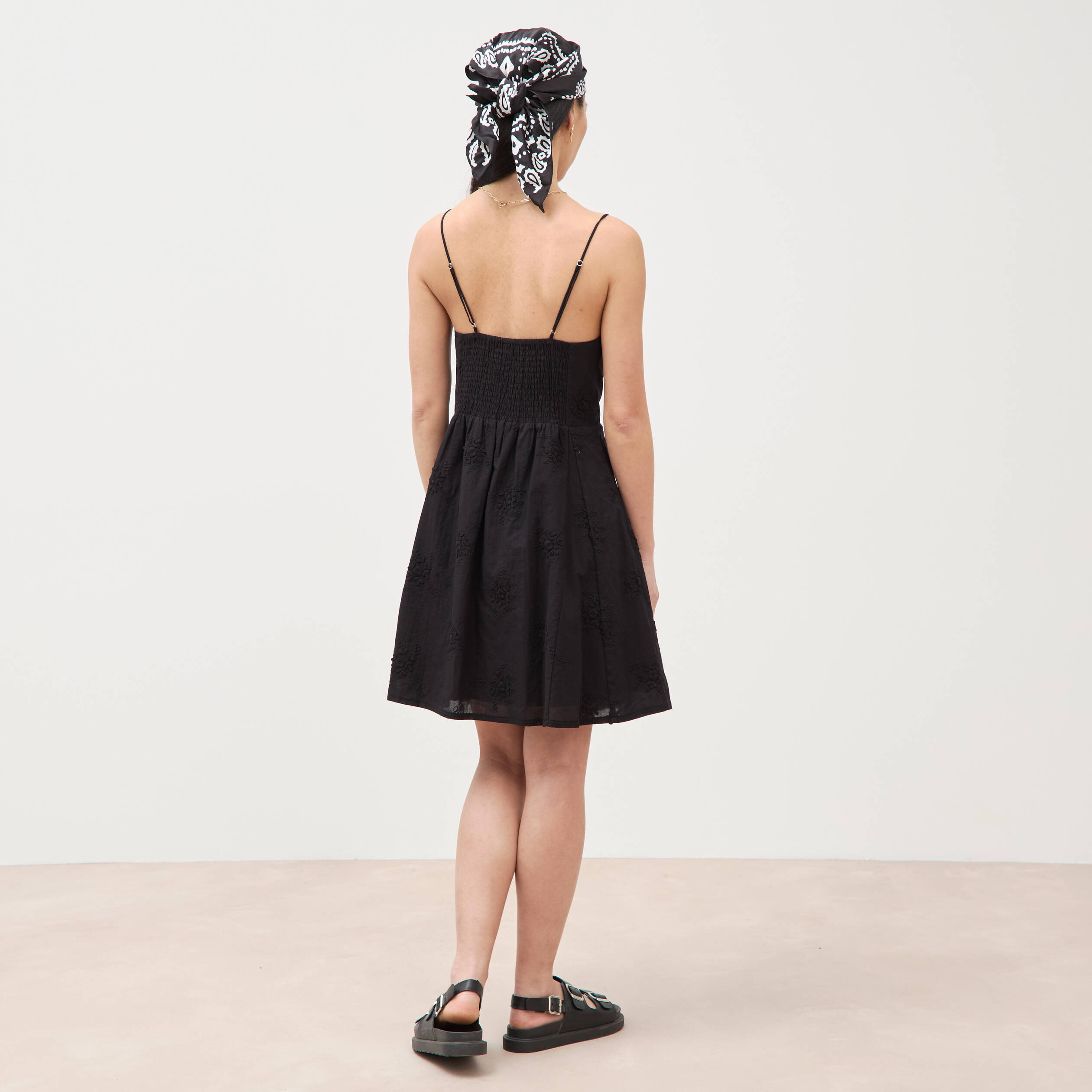 Robe col c&oelig;ur &agrave; bretelles en coton noir femme
