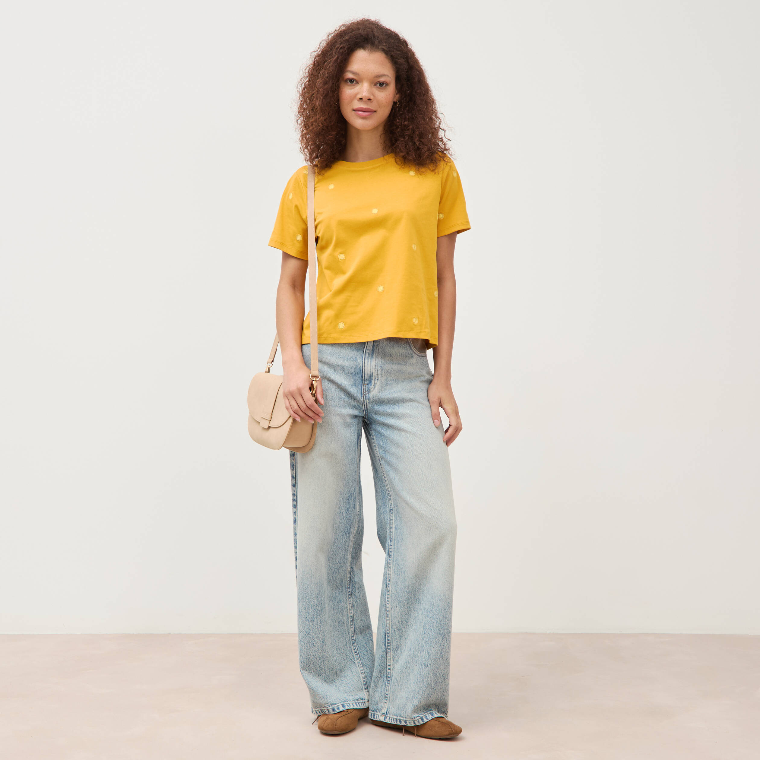 T-shirt droit col rond brod&eacute; en coton jaune or femme