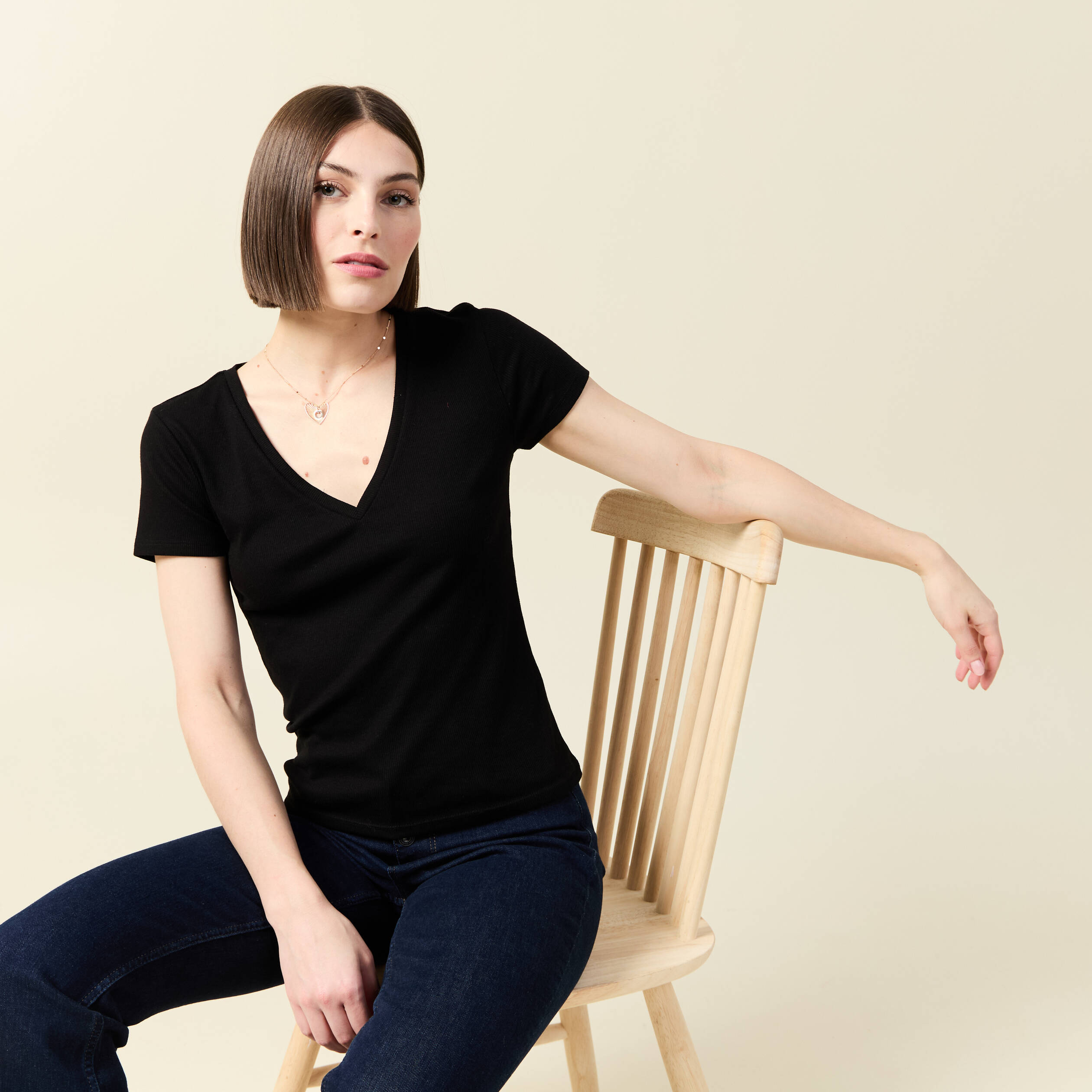 T-shirt ajust&eacute; col V manches courtes noir femme