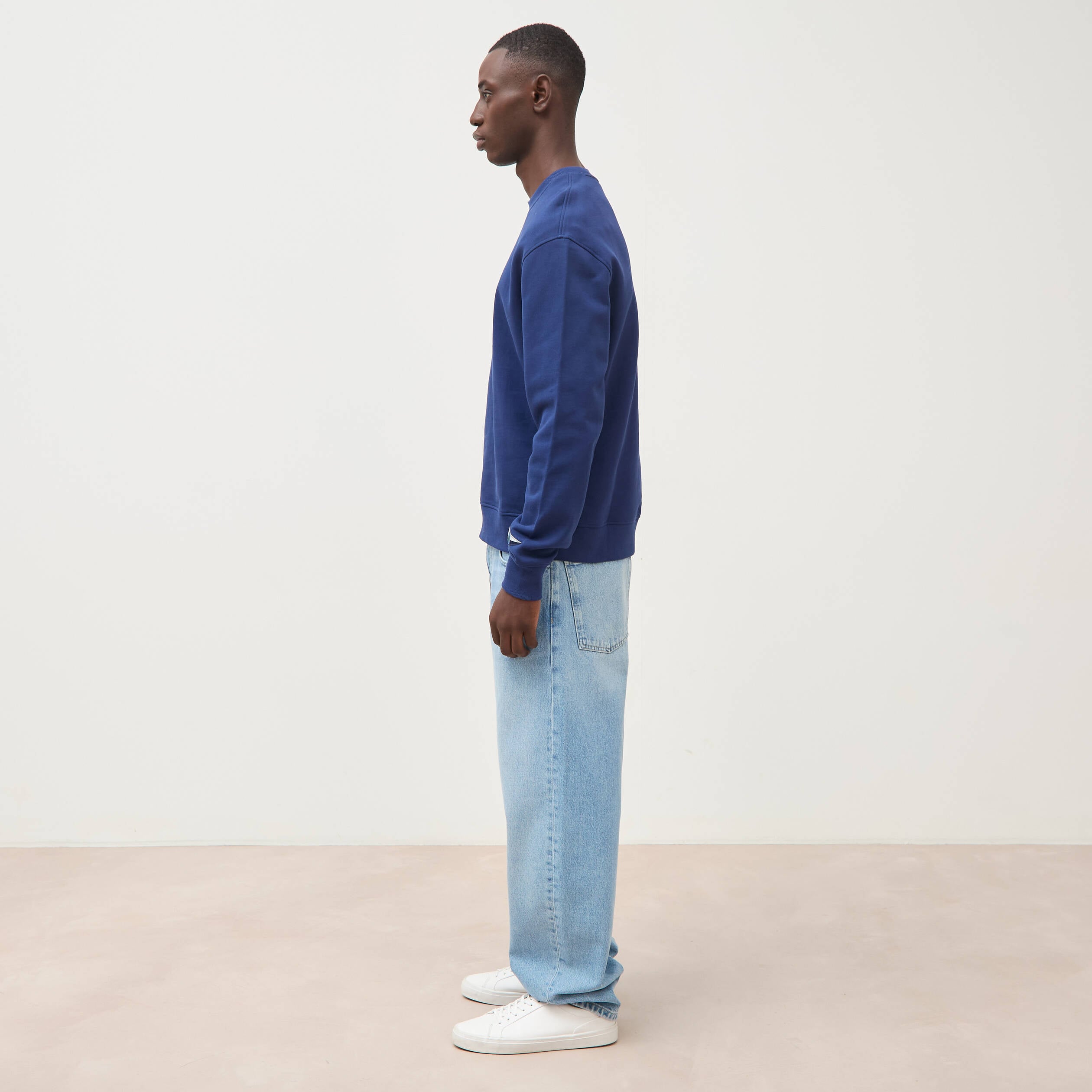 Sweat droit col rond brod&eacute; en coton bleu fonc&eacute; homme