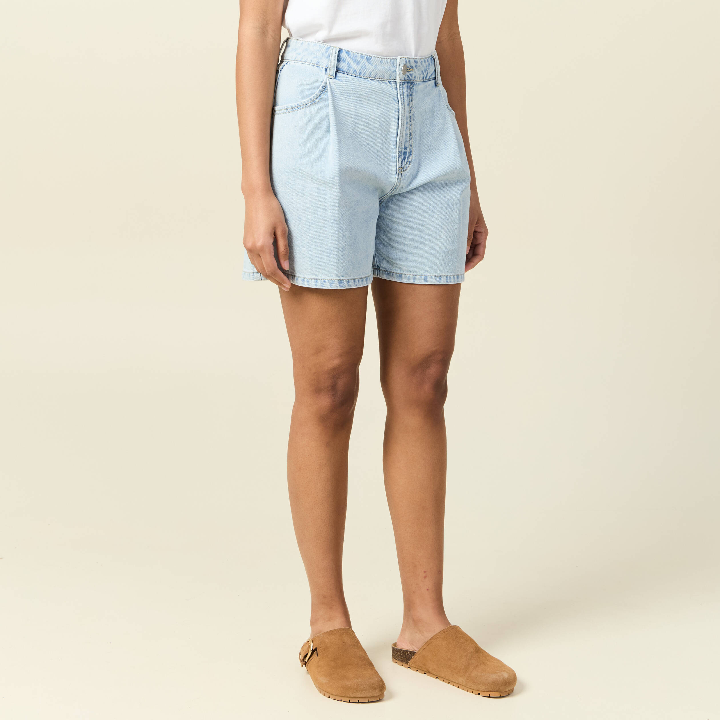 Short droit en jean &agrave; pinces denim bleach femme