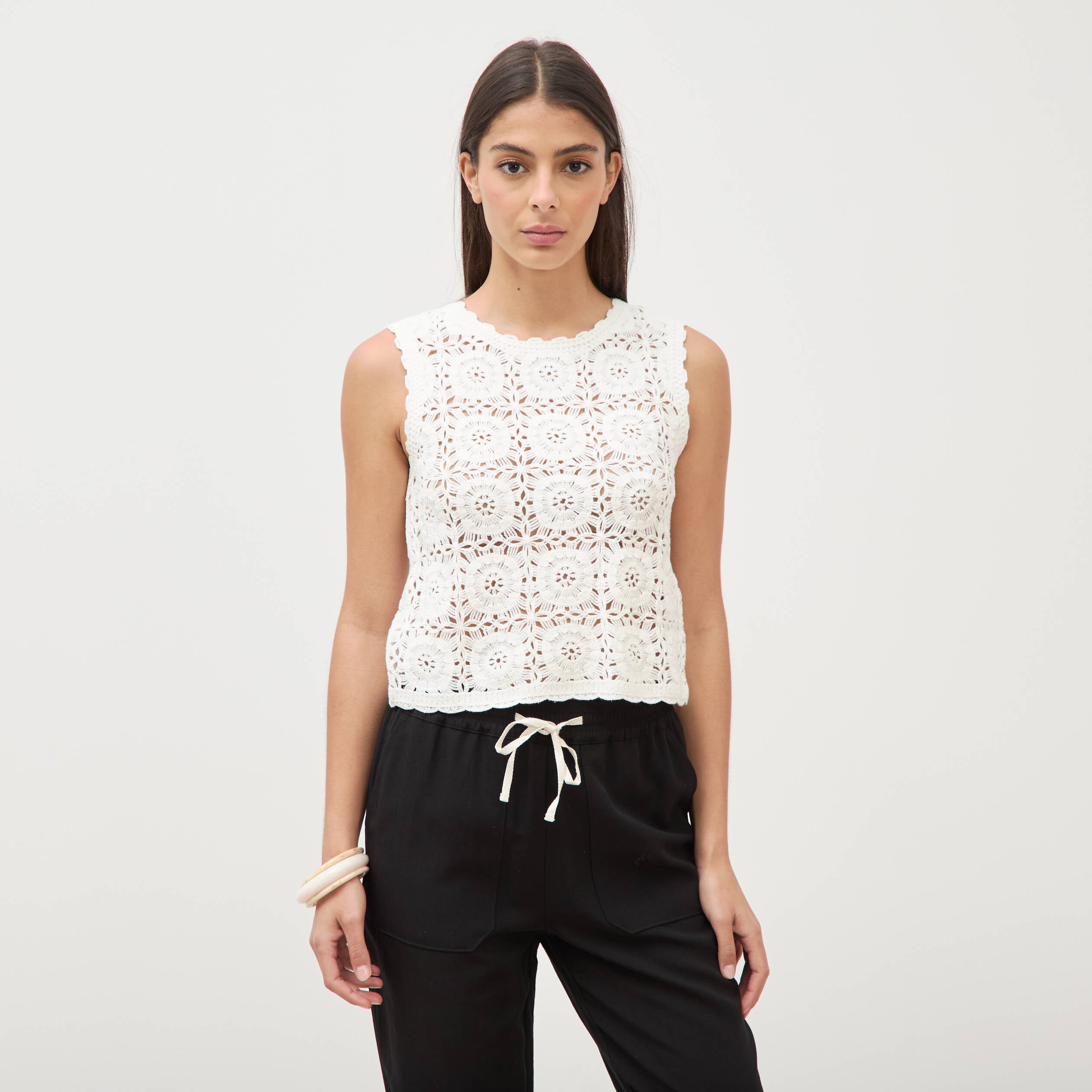 D&eacute;bardeur crochet col rond sans manches ecru femme