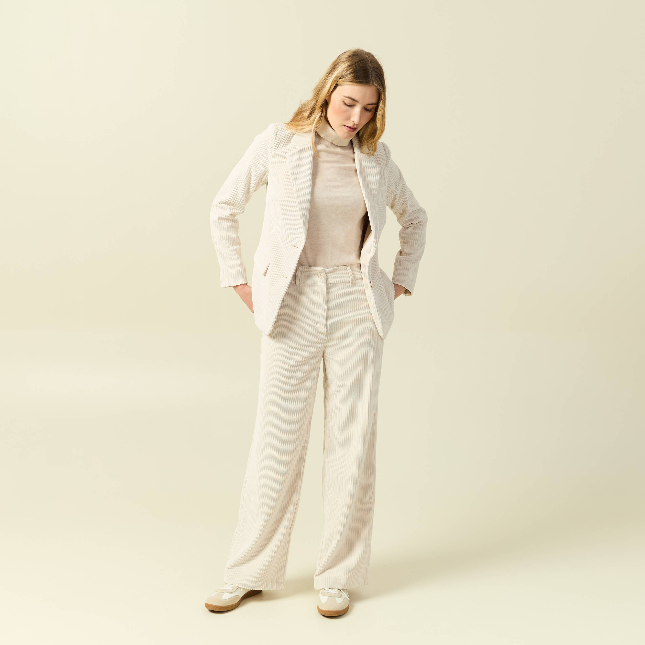Pull fin col roul&eacute; manches longues creme femme