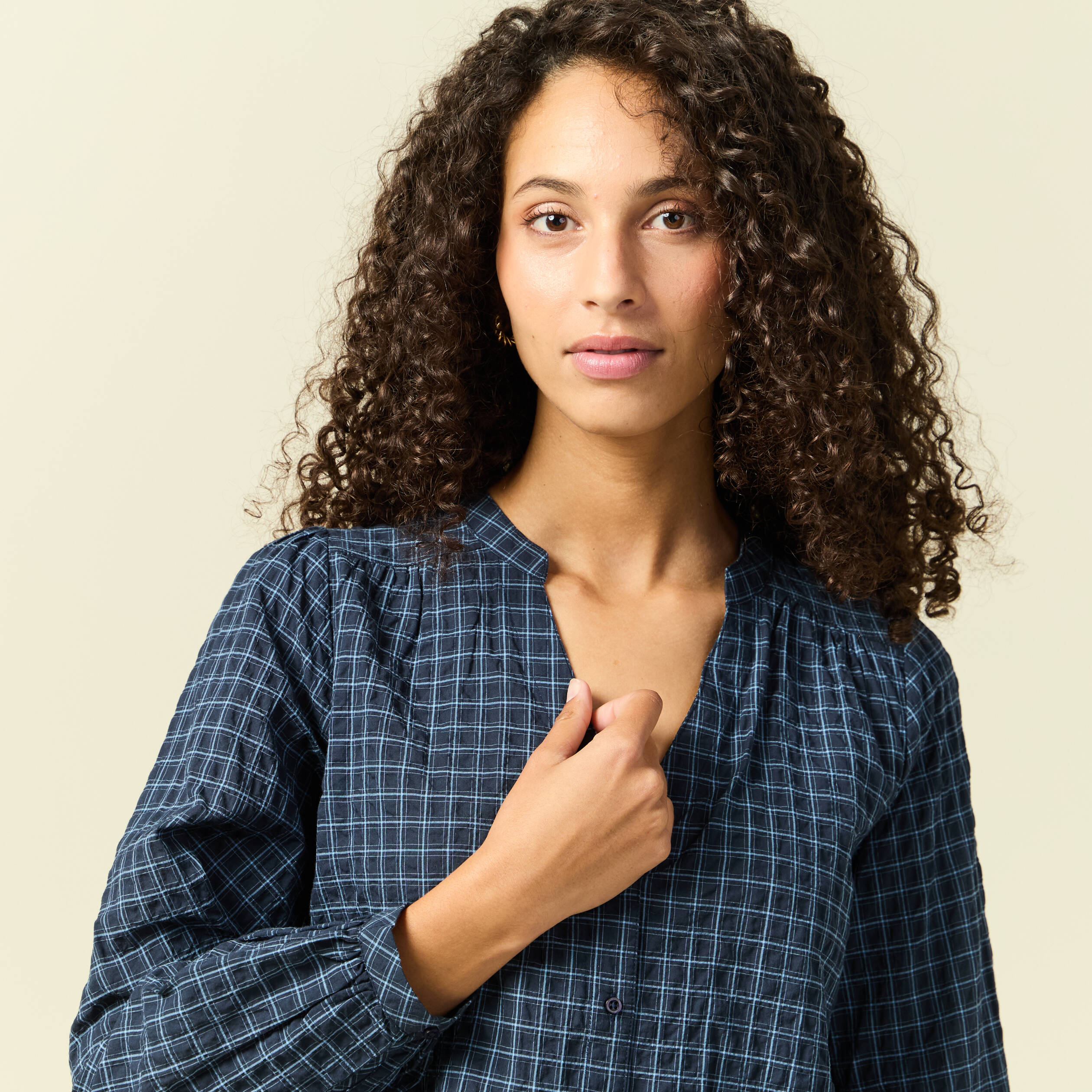 Chemise manches longues col rond noir femme