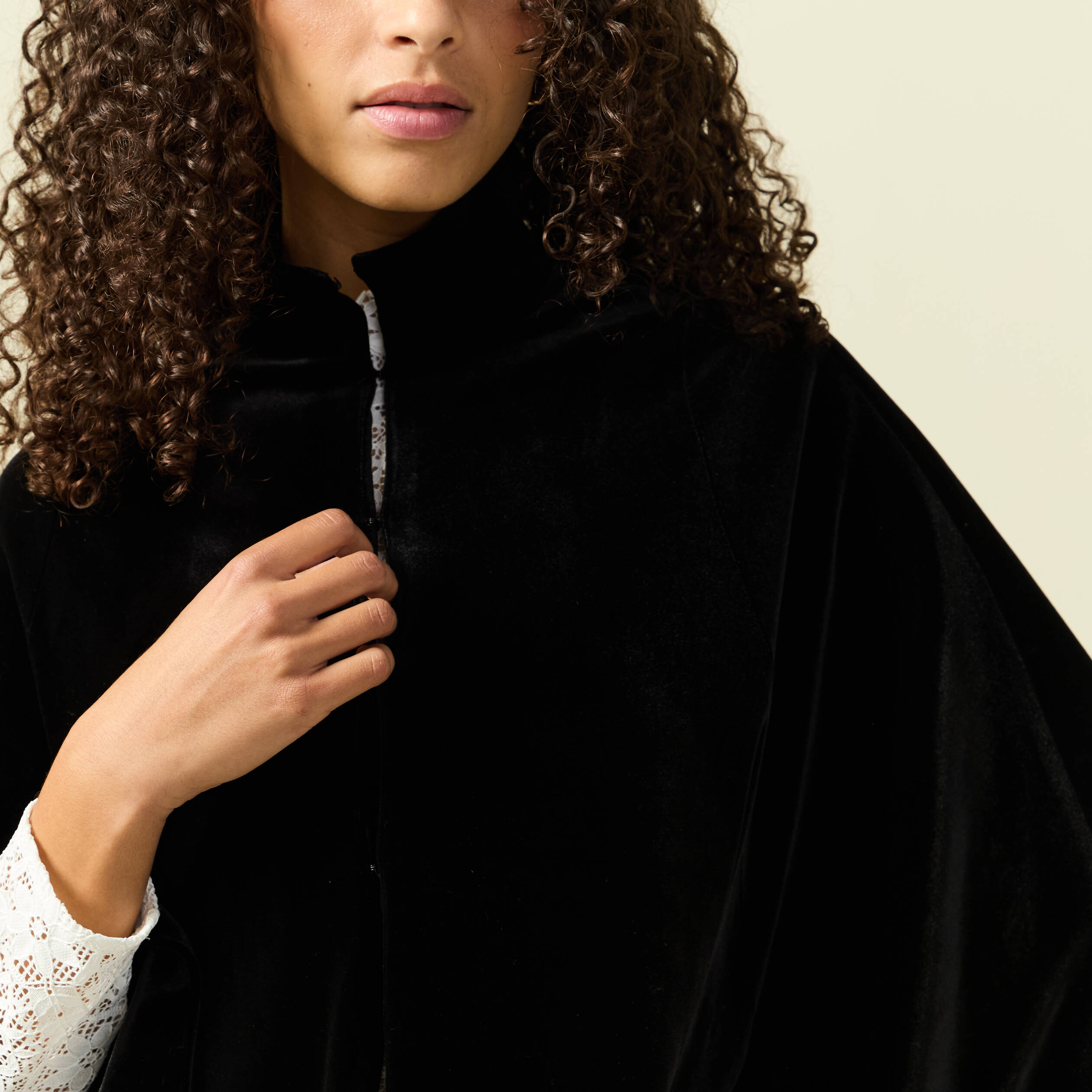 Cape ajust&eacute;e sans manches effet velours noir femme