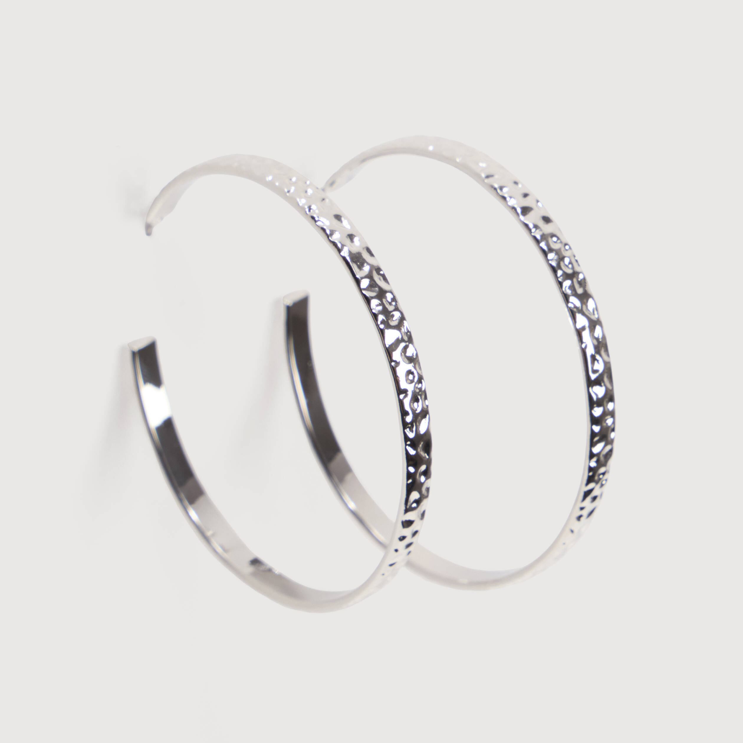 Cr&eacute;oles couleur argent femme