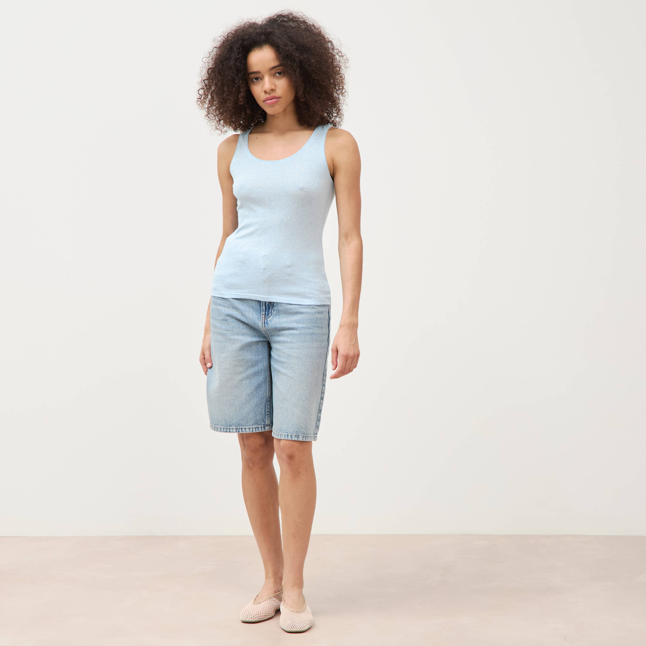 D&eacute;bardeur cintr&eacute; d&eacute;collet&eacute; sans manches bleu ciel femme