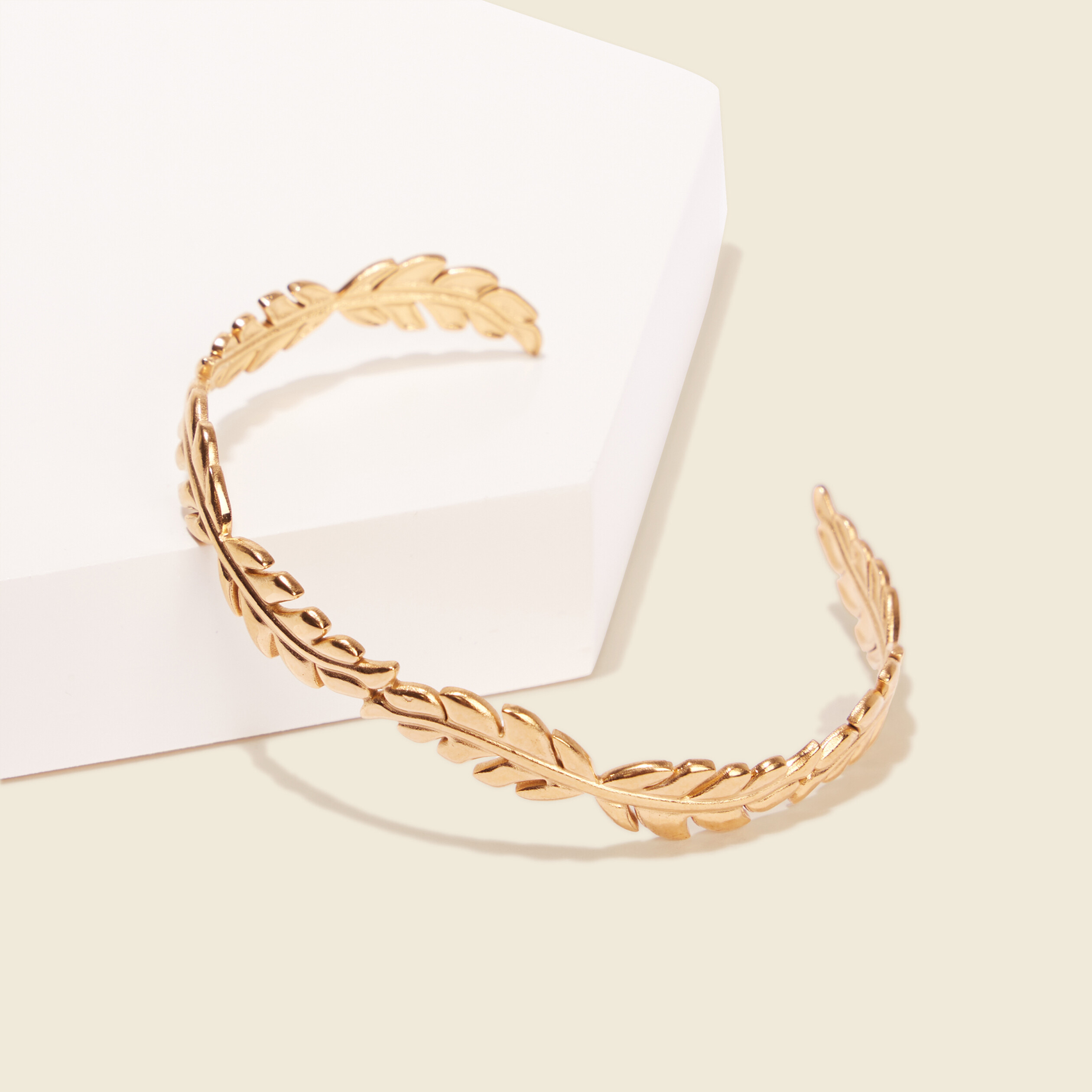 Bracelet jonc feuille en métal couleur or femme