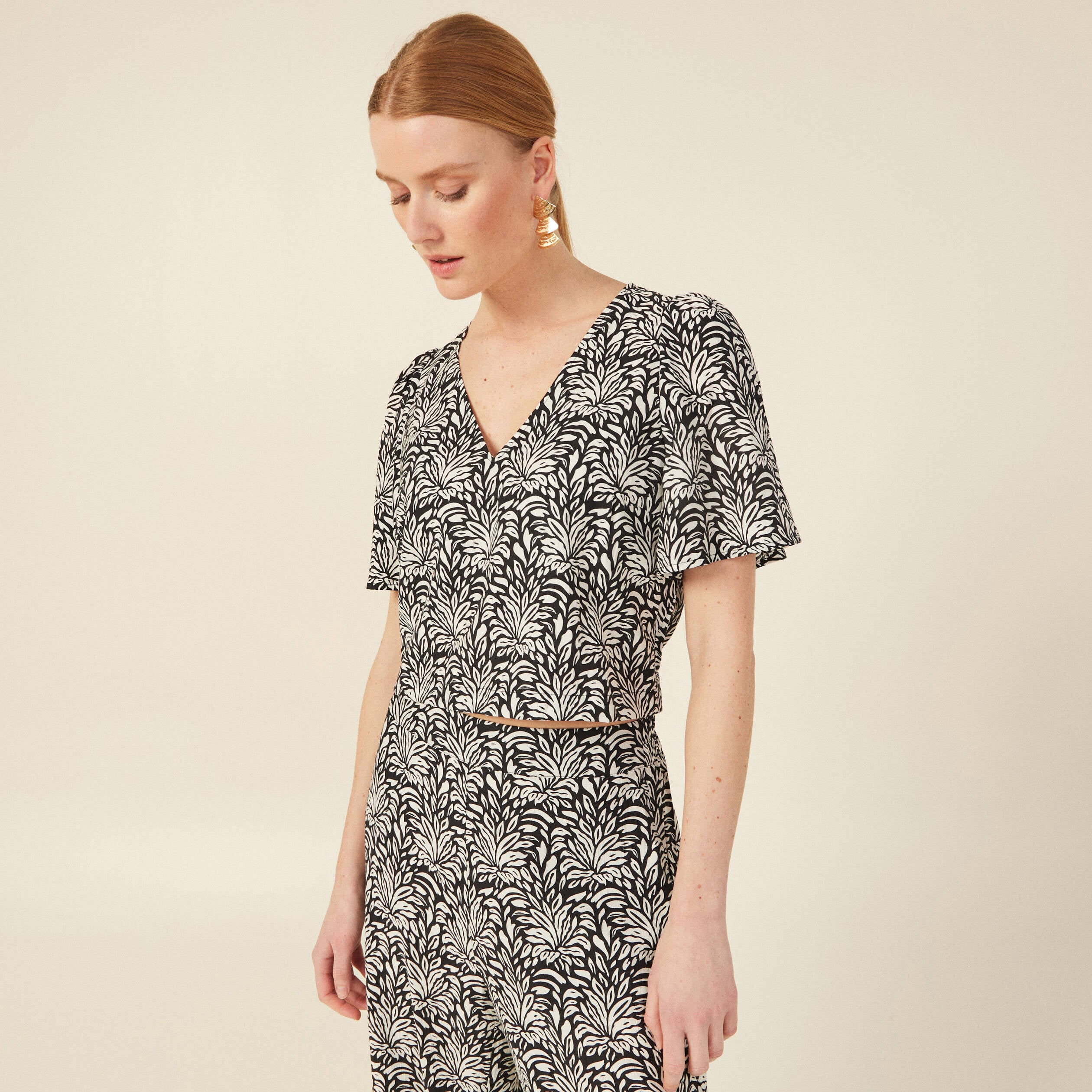 Blouse courte col v manches courtes noir femme