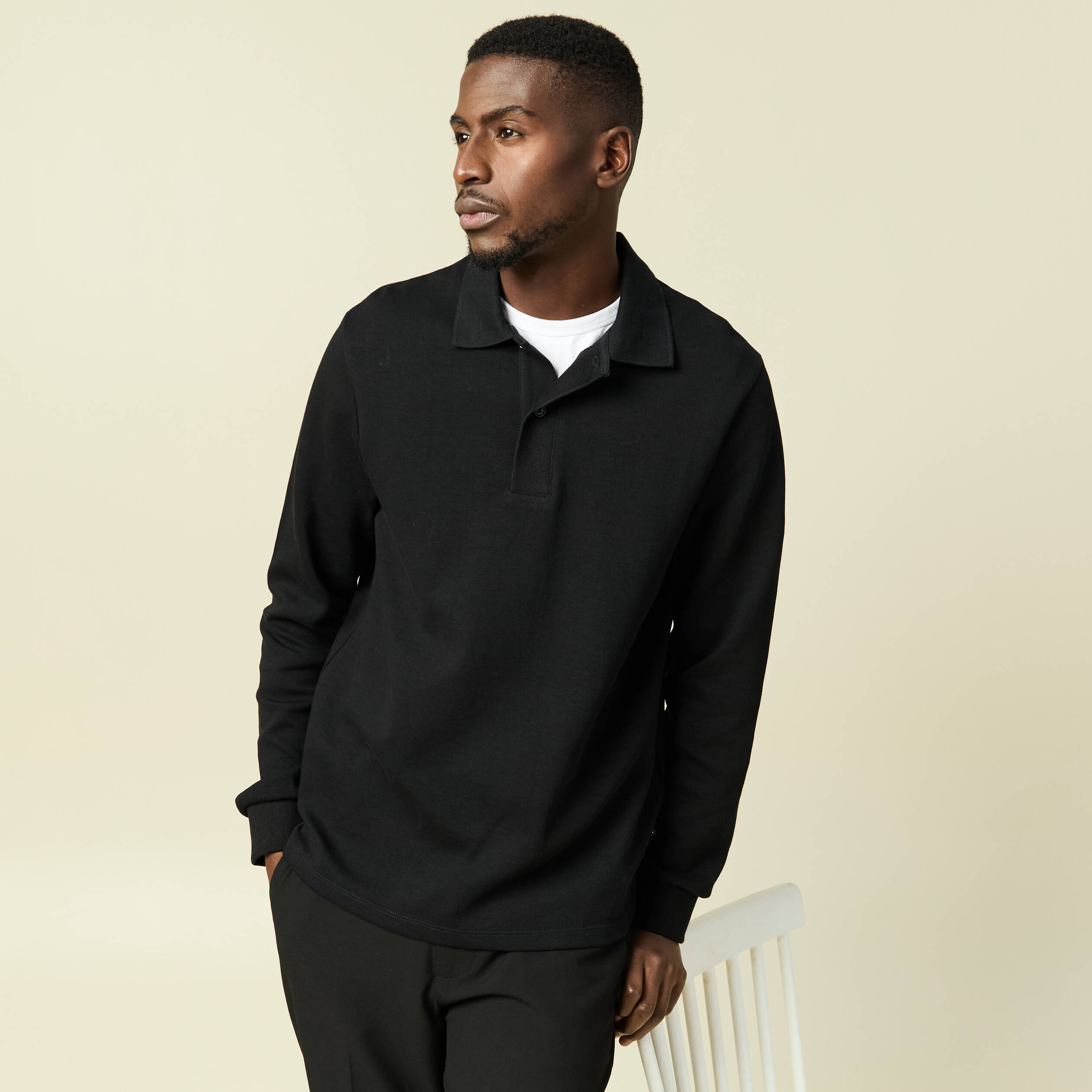 Polo cintr&eacute; manches longues en coton noir homme