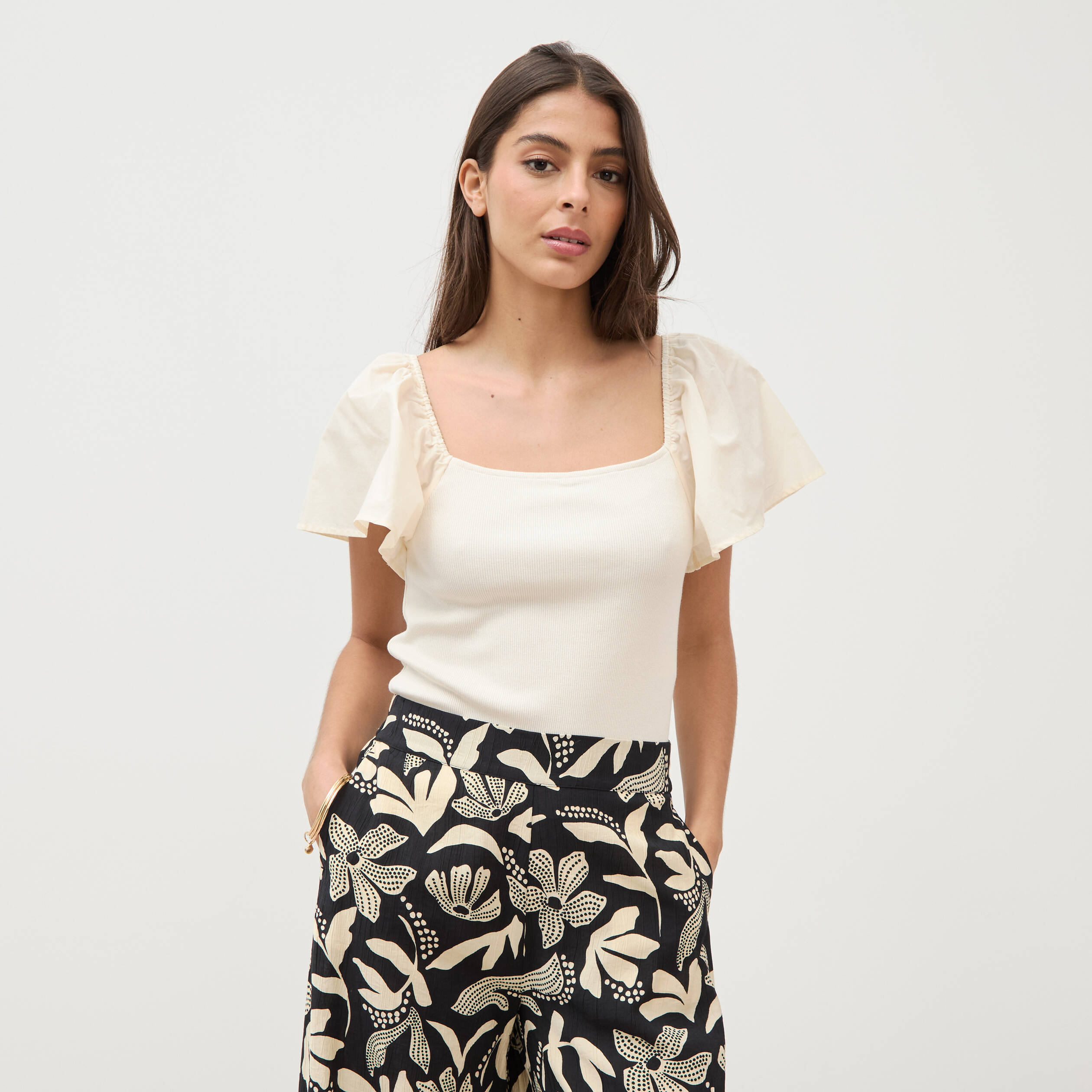 T-shirt bi-mati&egrave;re ajust&eacute; d&eacute;collet&eacute; ecru femme