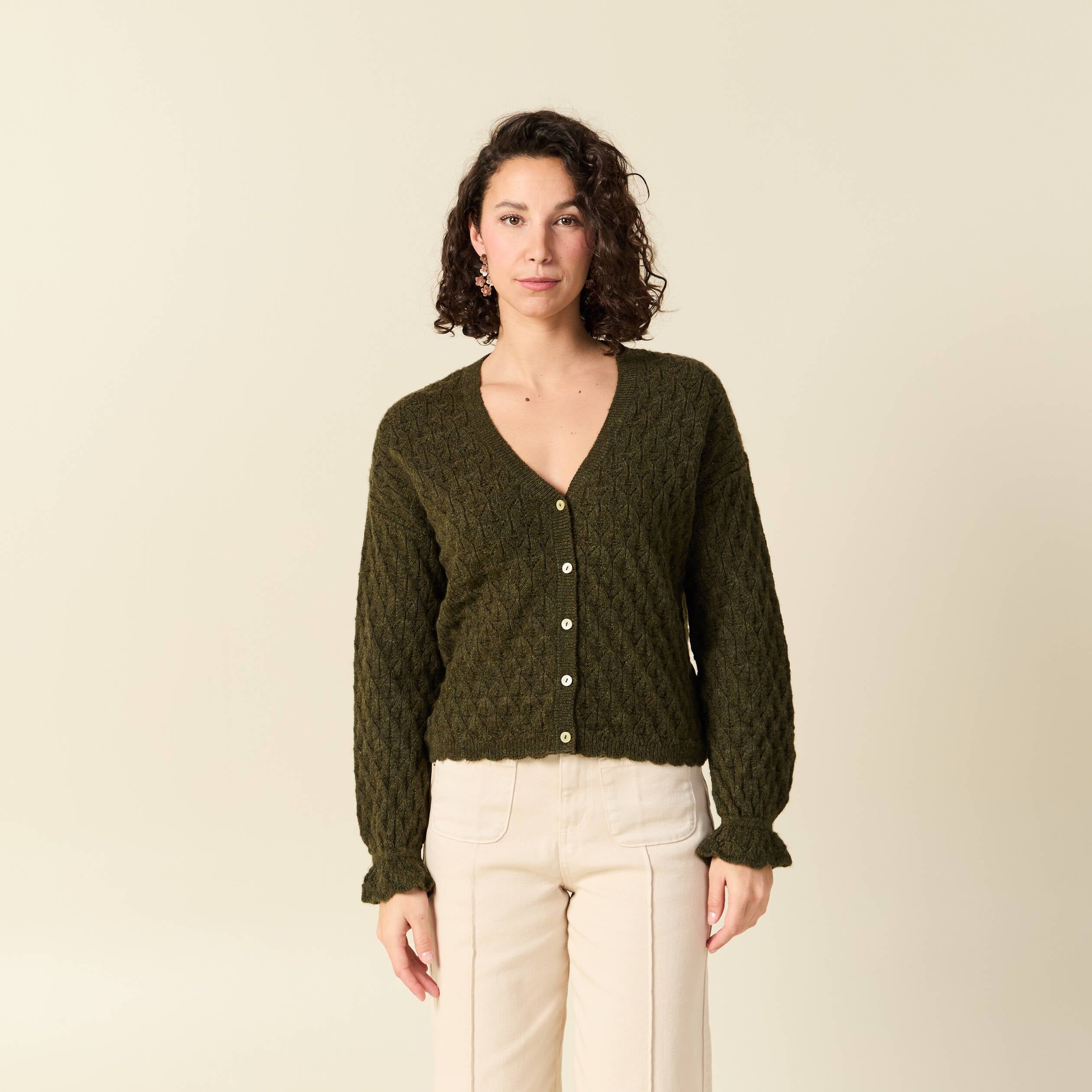 Gilet ajour&eacute; droit court col v vert kaki femme